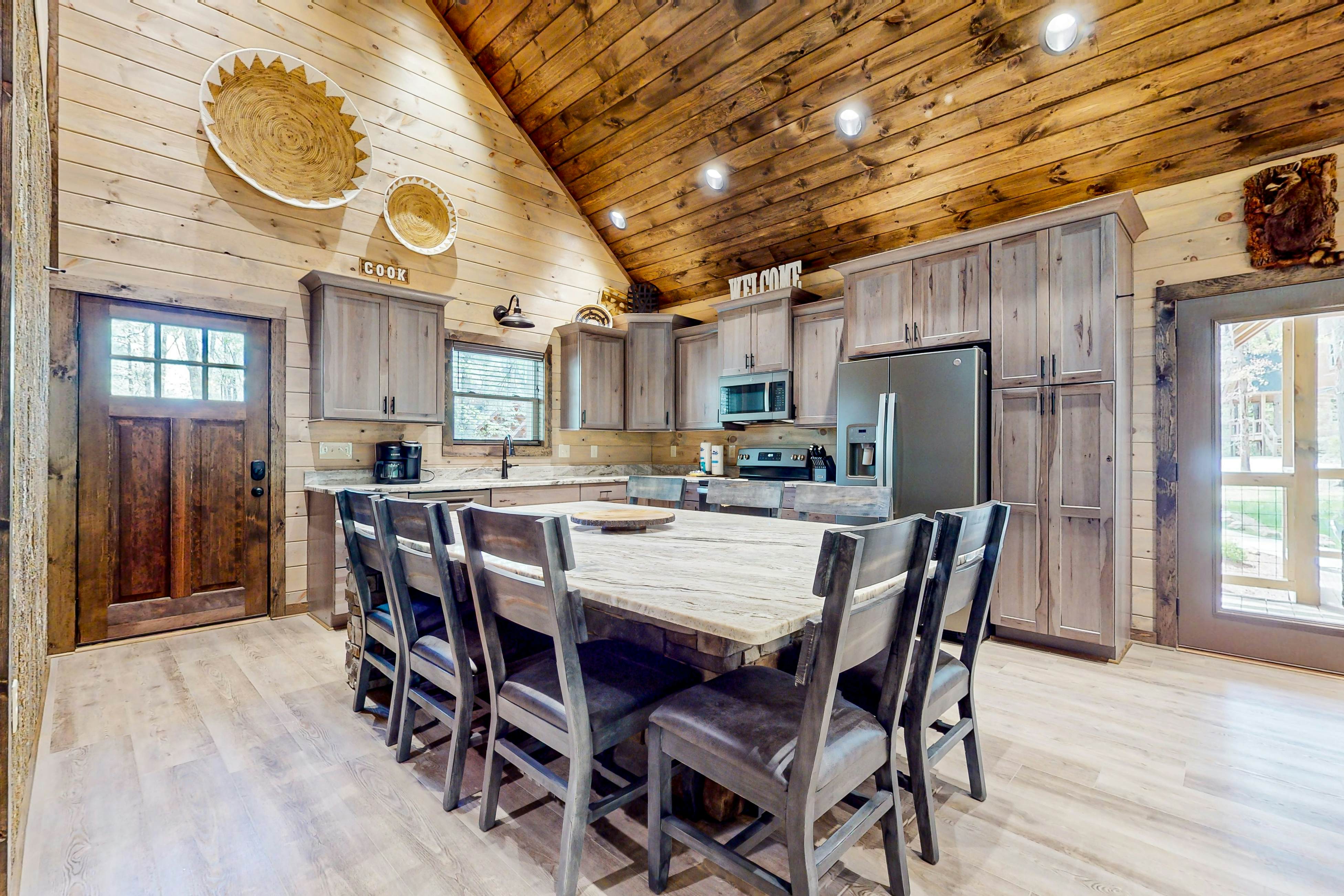 Lodge w/ indoor pool, outdoor TV lounge & hot tub, & free attraction tickets