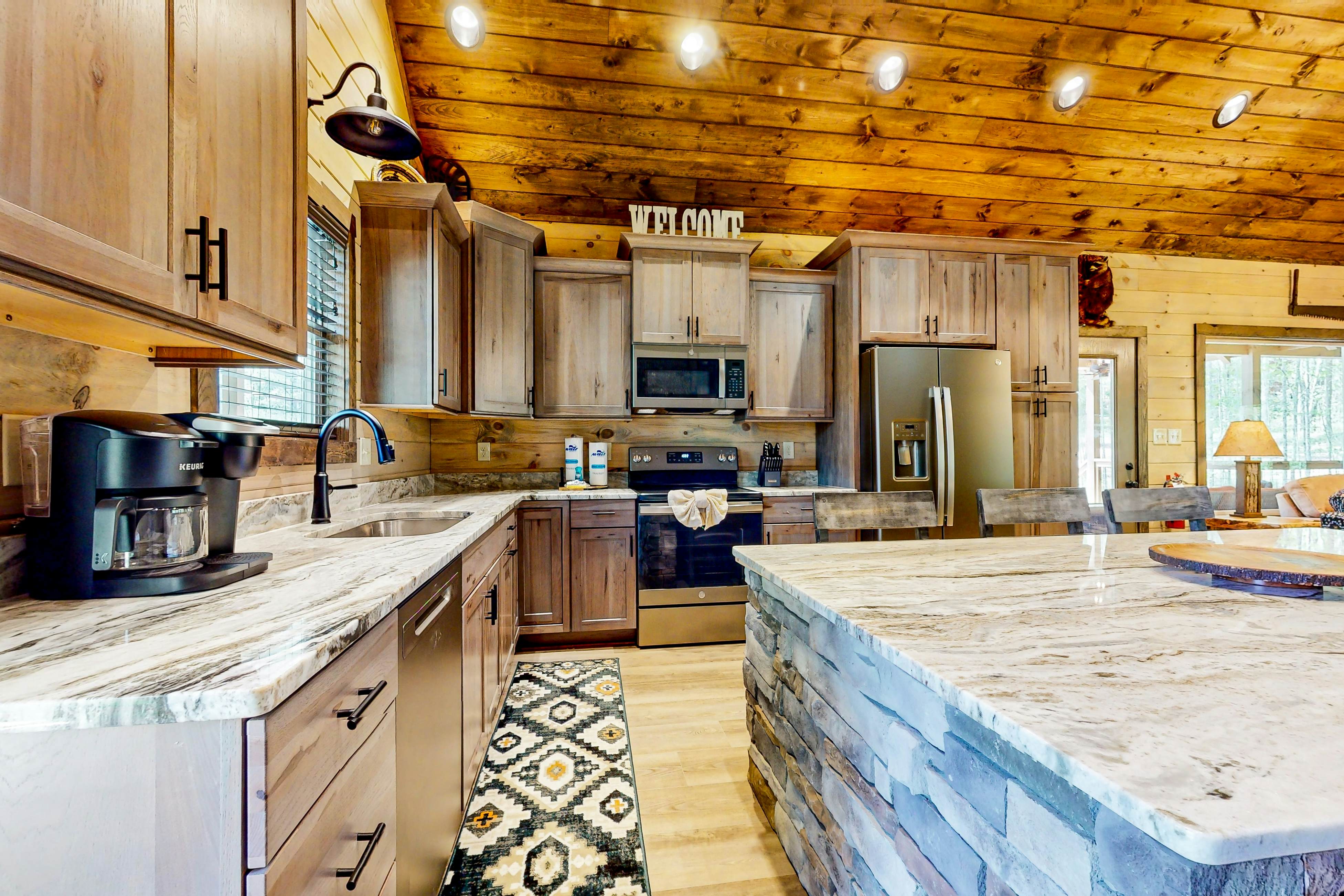 Lodge w/ indoor pool, outdoor TV lounge & hot tub, & free attraction tickets