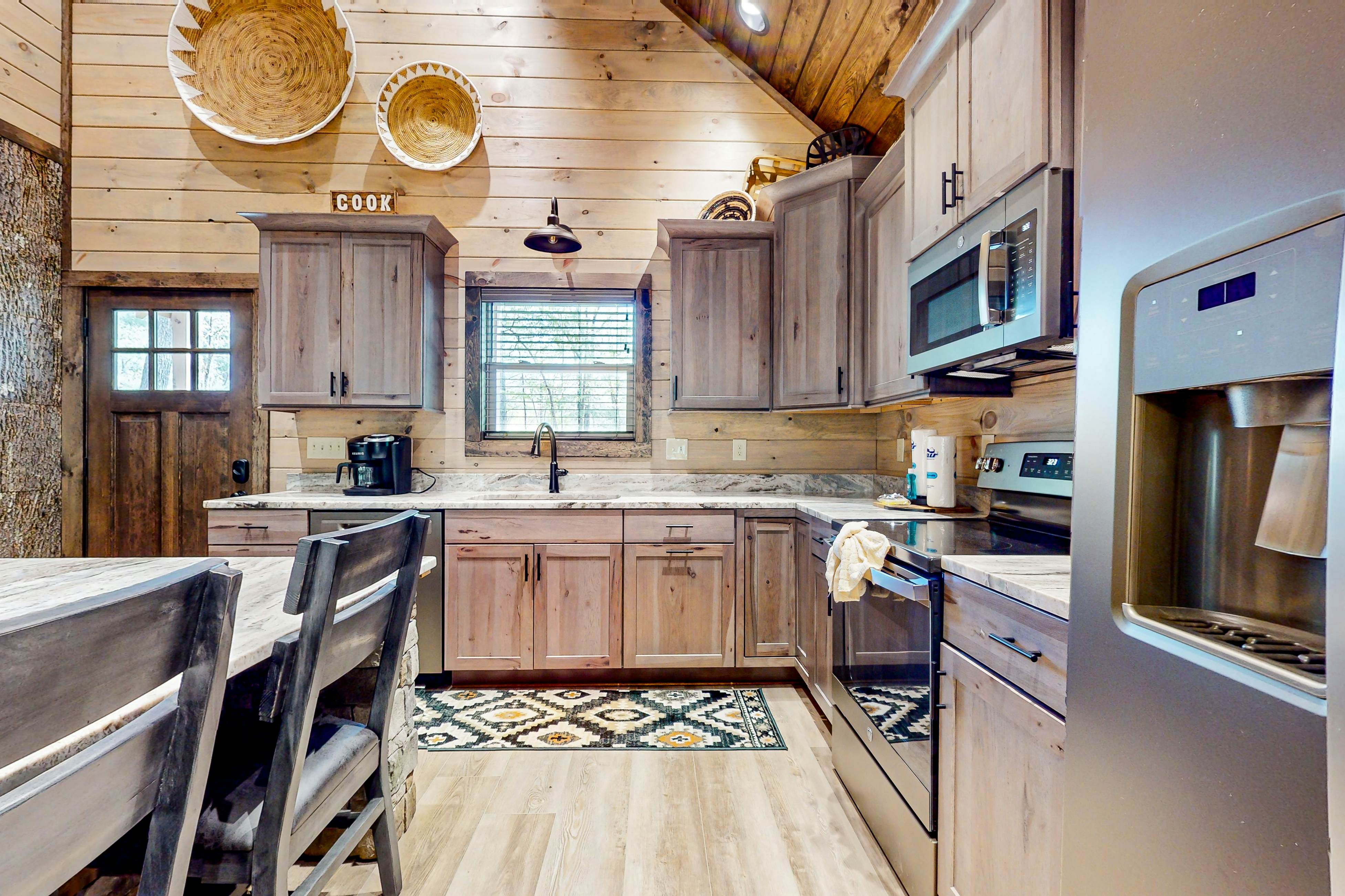 Lodge w/ indoor pool, outdoor TV lounge & hot tub, & free attraction tickets