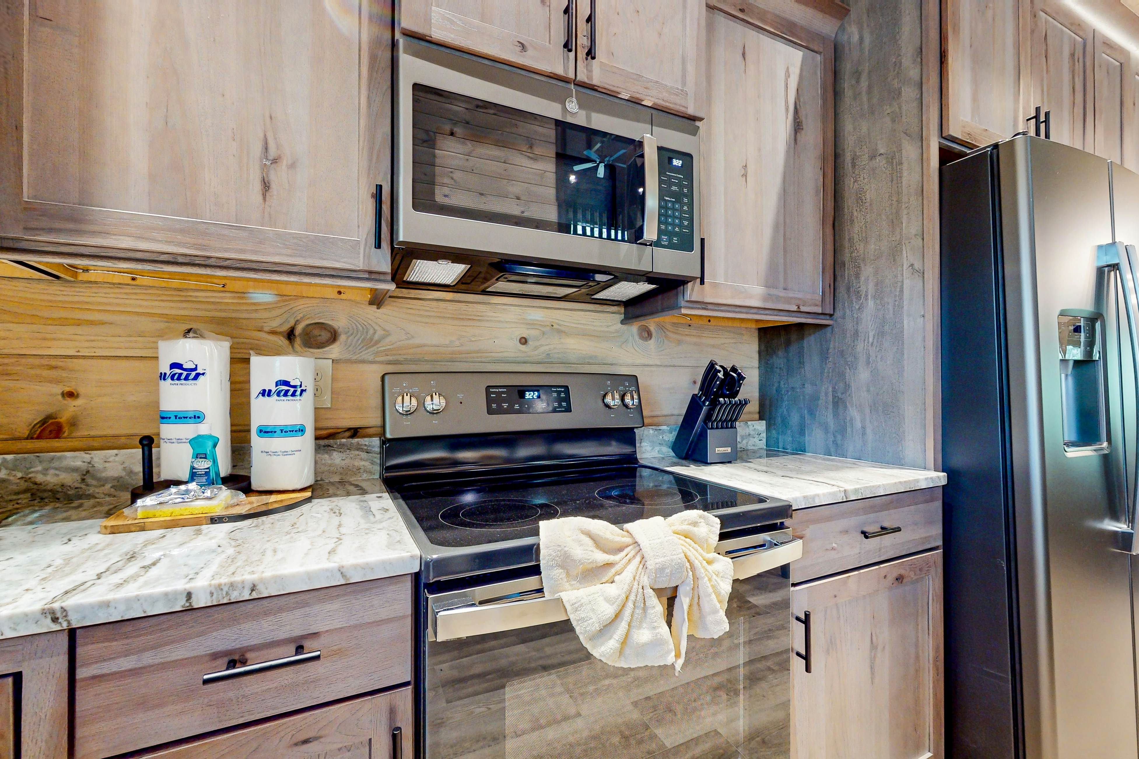 Lodge w/ indoor pool, outdoor TV lounge & hot tub, & free attraction tickets