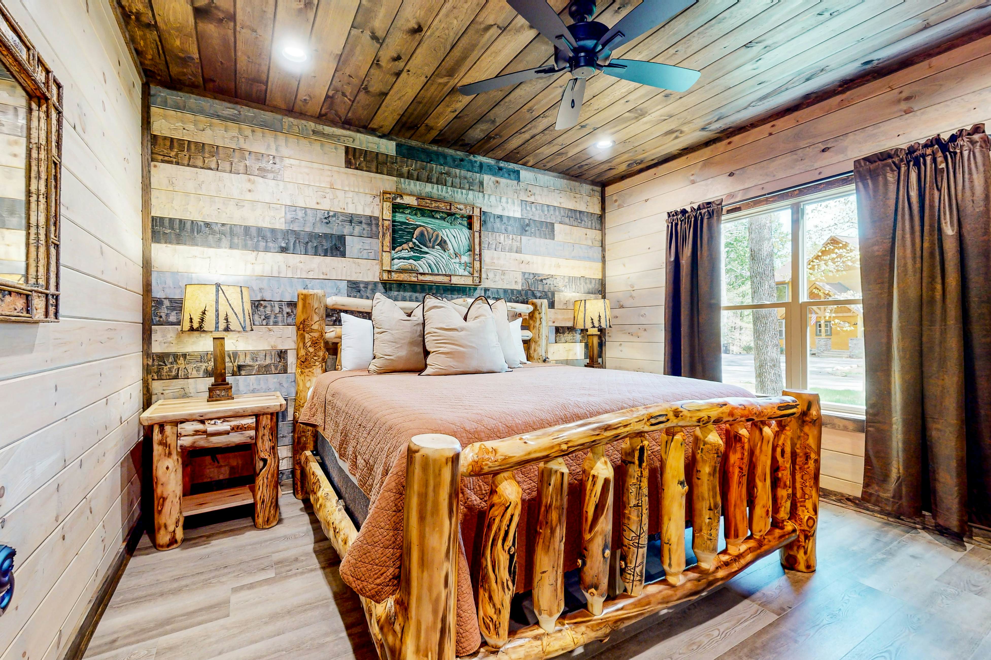 Lodge w/ indoor pool, outdoor TV lounge & hot tub, & free attraction tickets