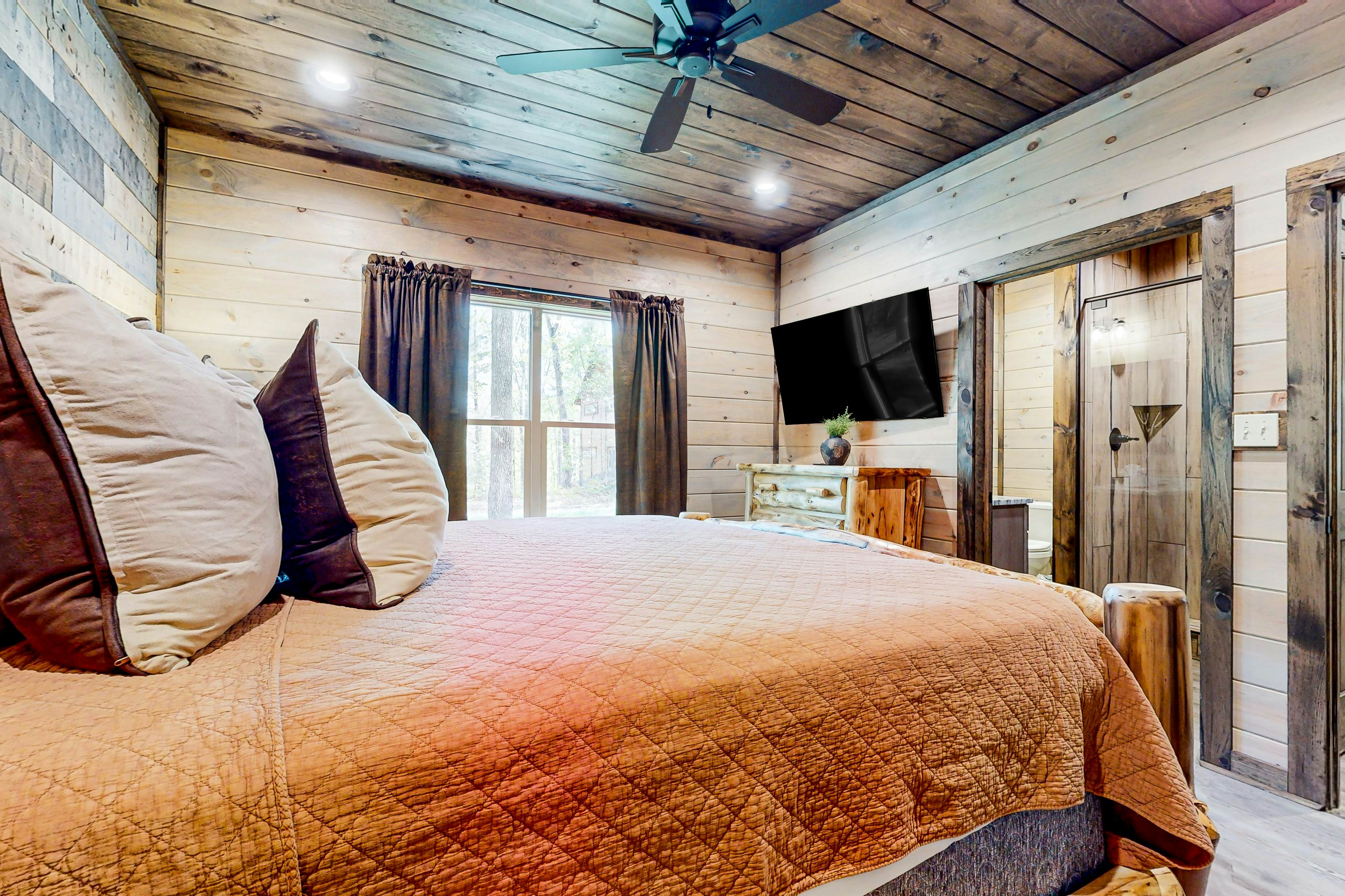 Lodge w/ indoor pool, outdoor TV lounge & hot tub, & free attraction tickets
