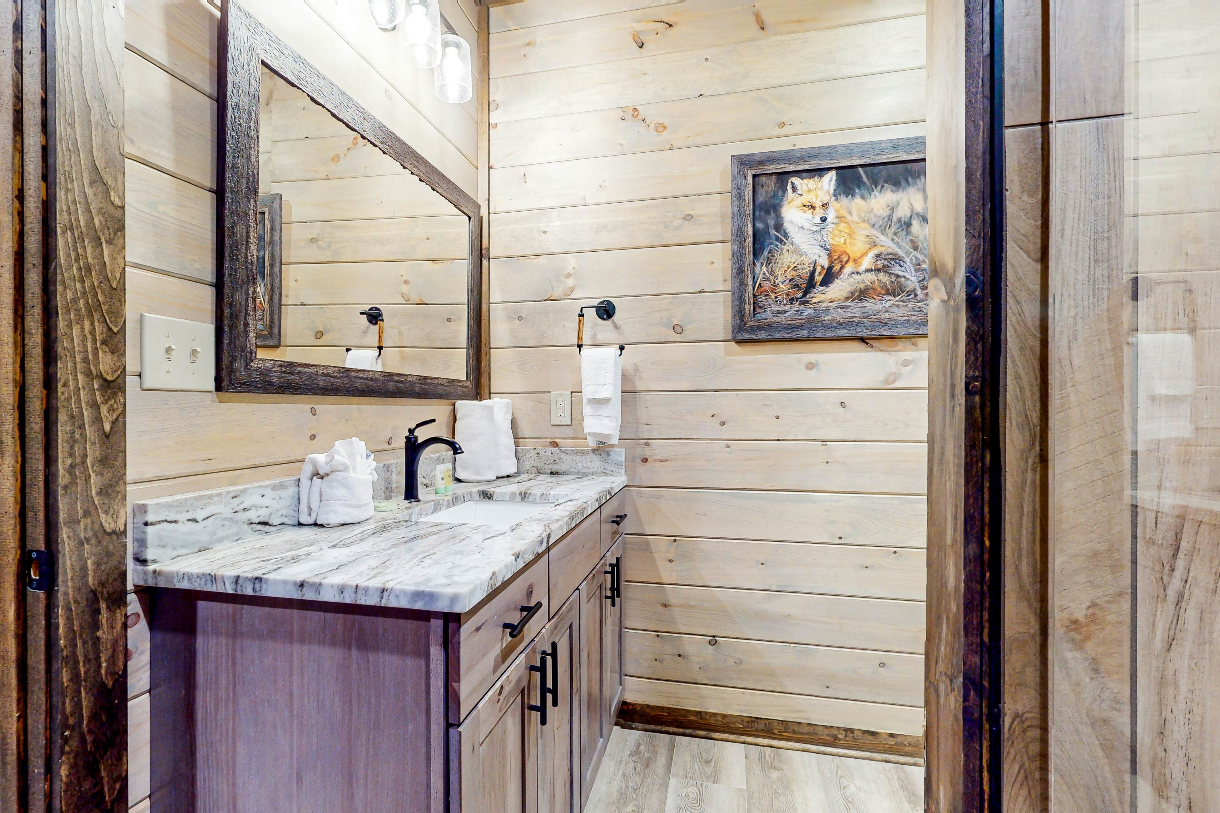 Lodge w/ indoor pool, outdoor TV lounge & hot tub, & free attraction tickets