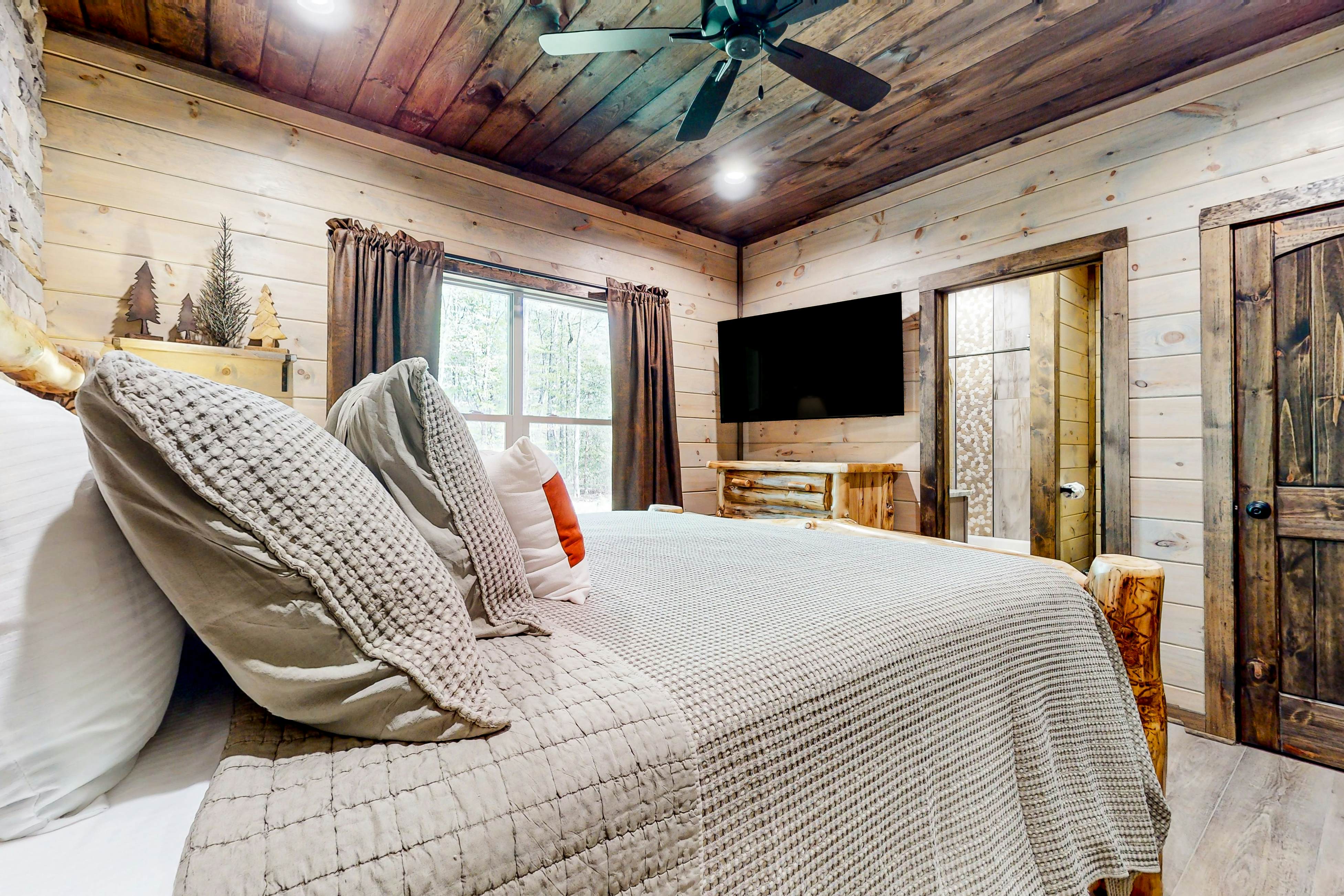 Lodge w/ indoor pool, outdoor TV lounge & hot tub, & free attraction tickets