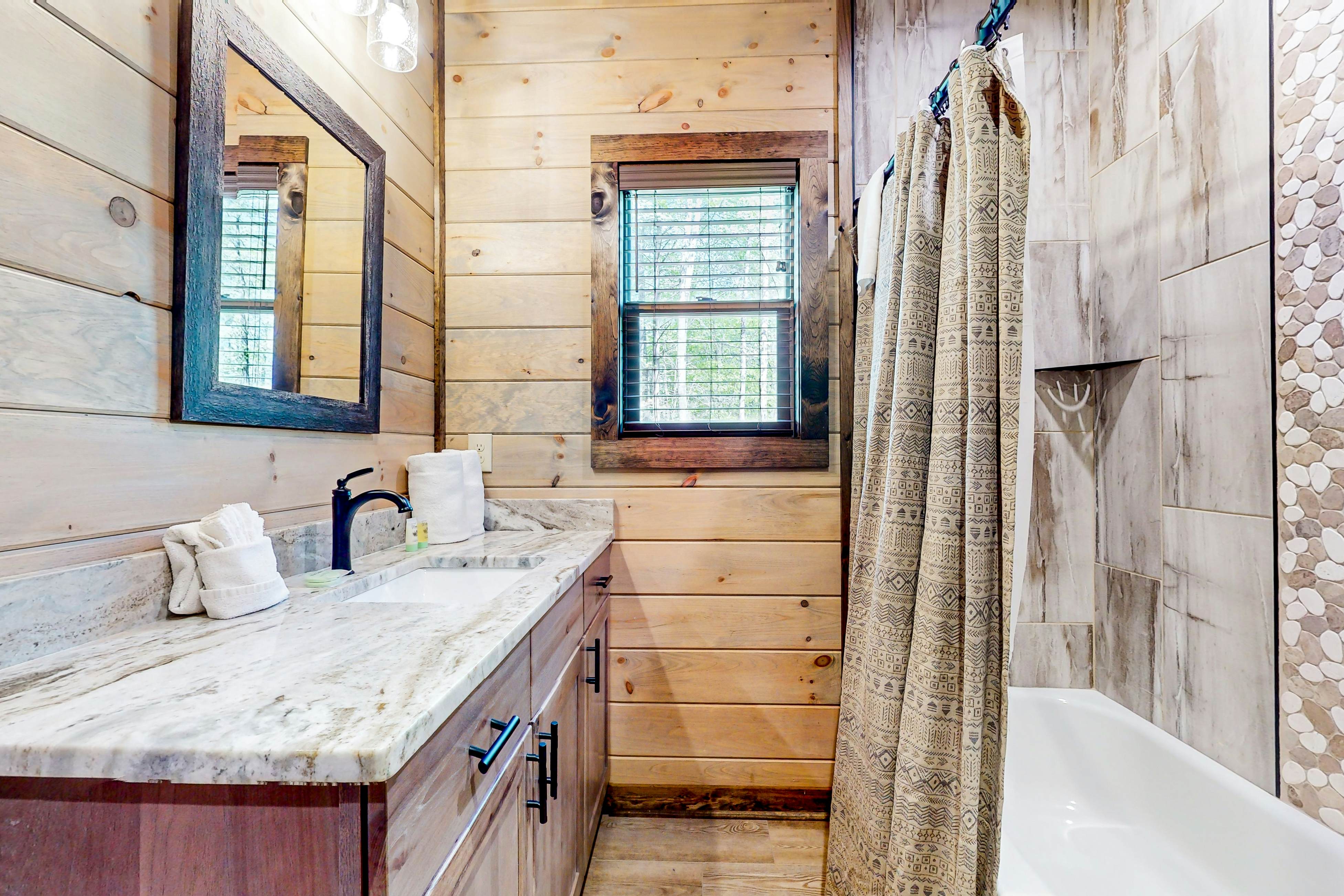 Lodge w/ indoor pool, outdoor TV lounge & hot tub, & free attraction tickets