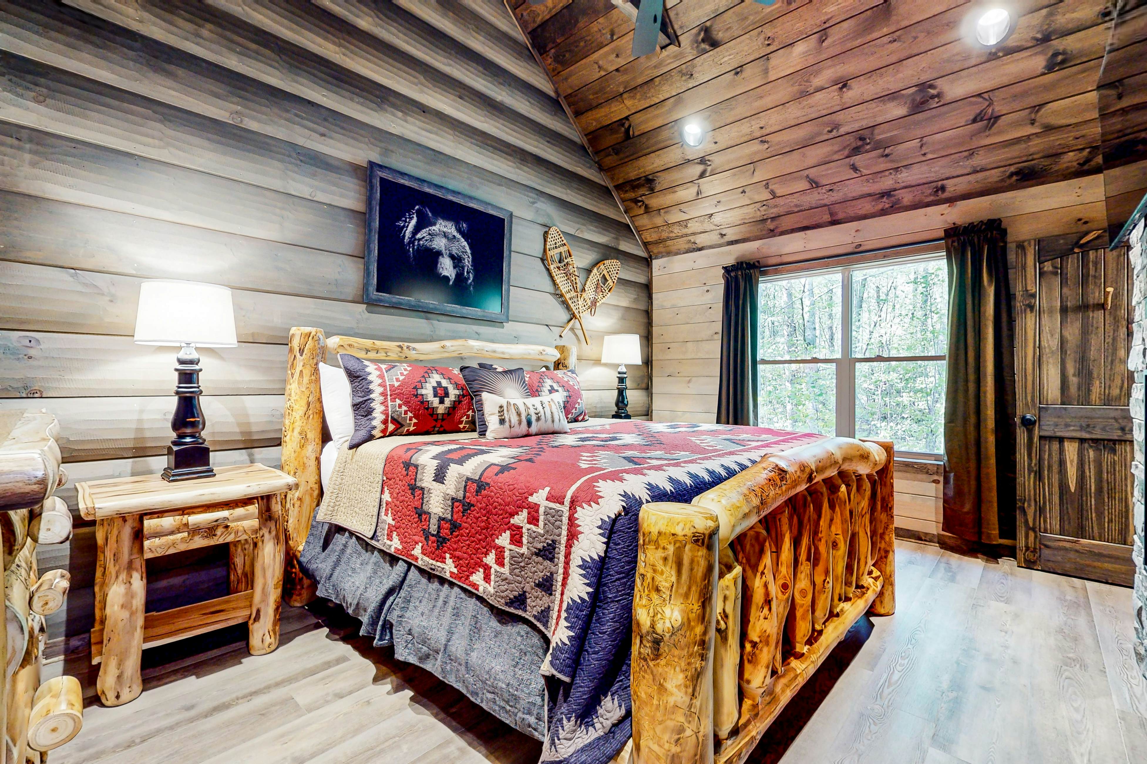 Lodge w/ indoor pool, outdoor TV lounge & hot tub, & free attraction tickets