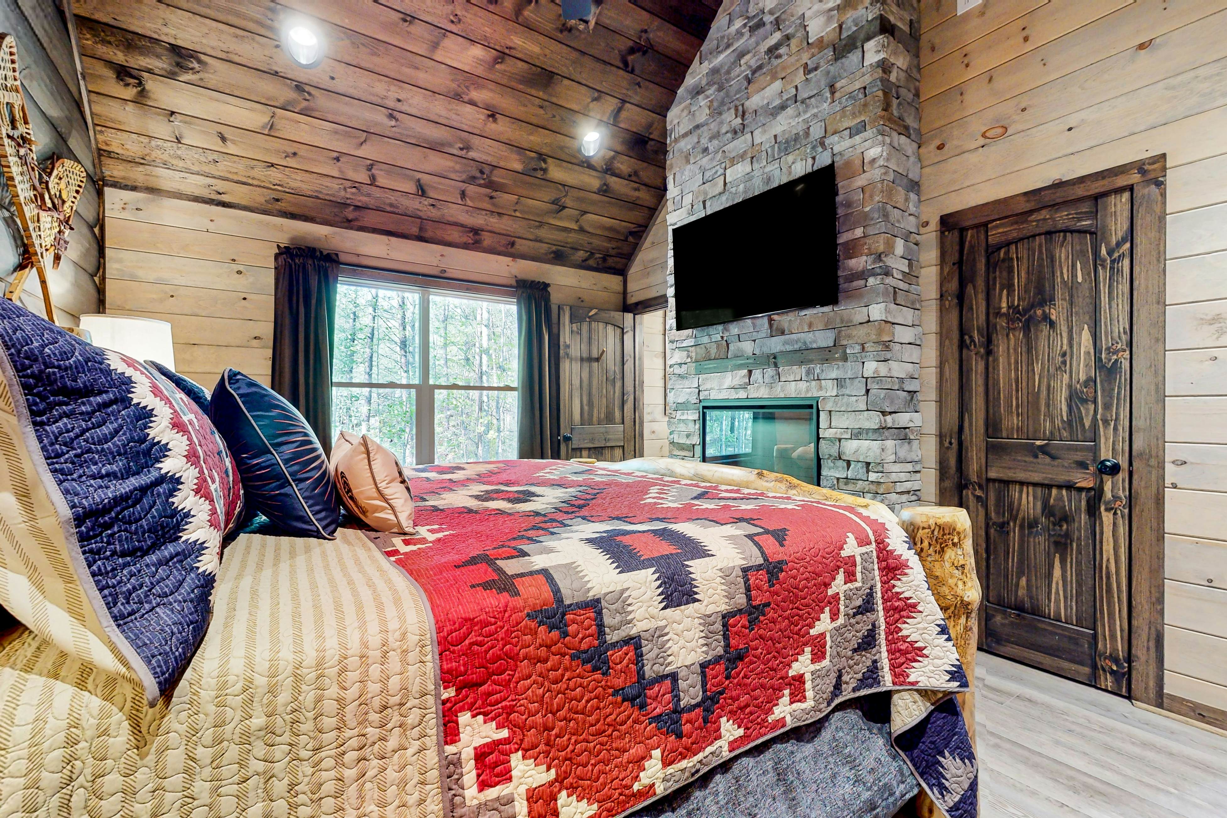 Lodge w/ indoor pool, outdoor TV lounge & hot tub, & free attraction tickets