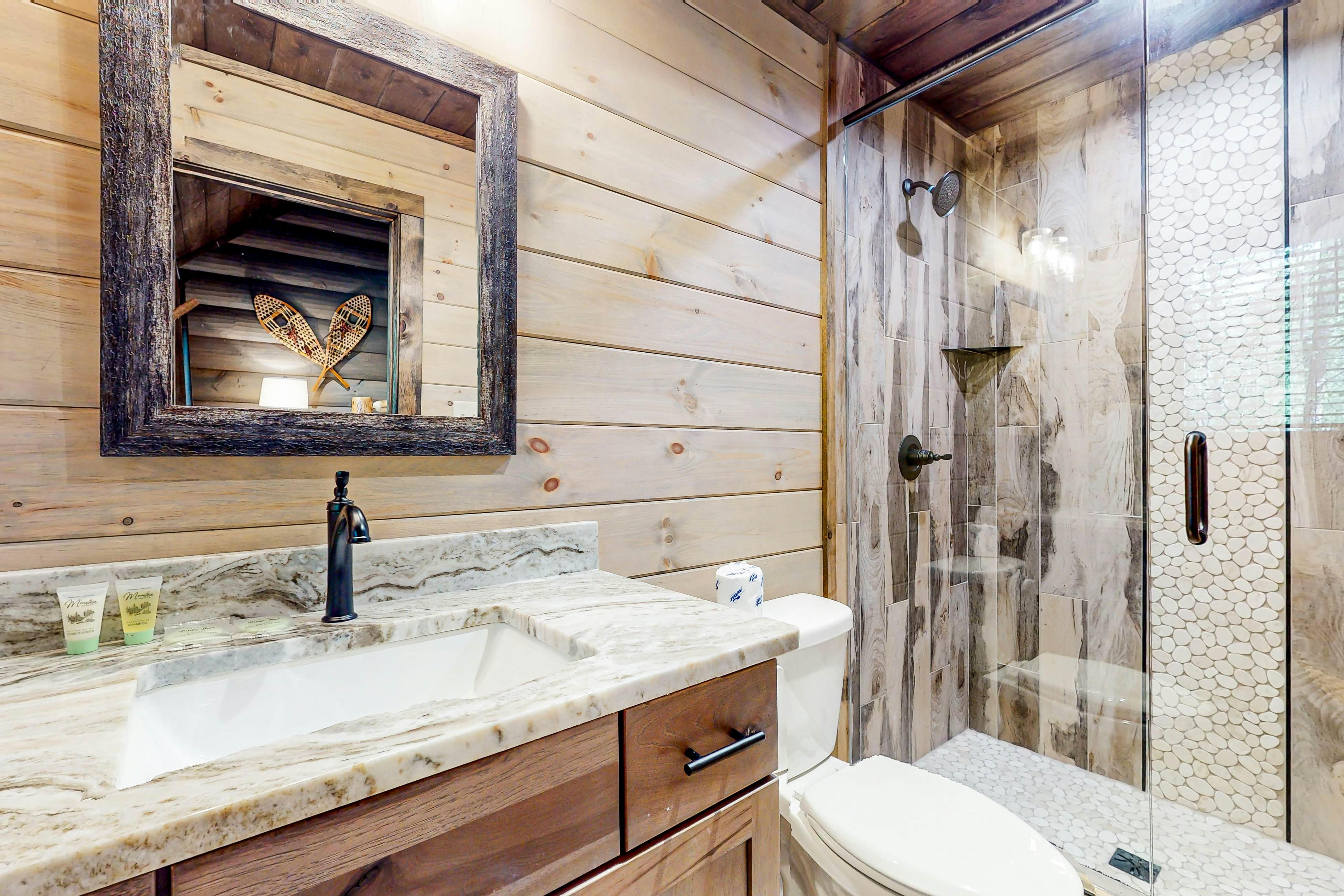 Lodge w/ indoor pool, outdoor TV lounge & hot tub, & free attraction tickets