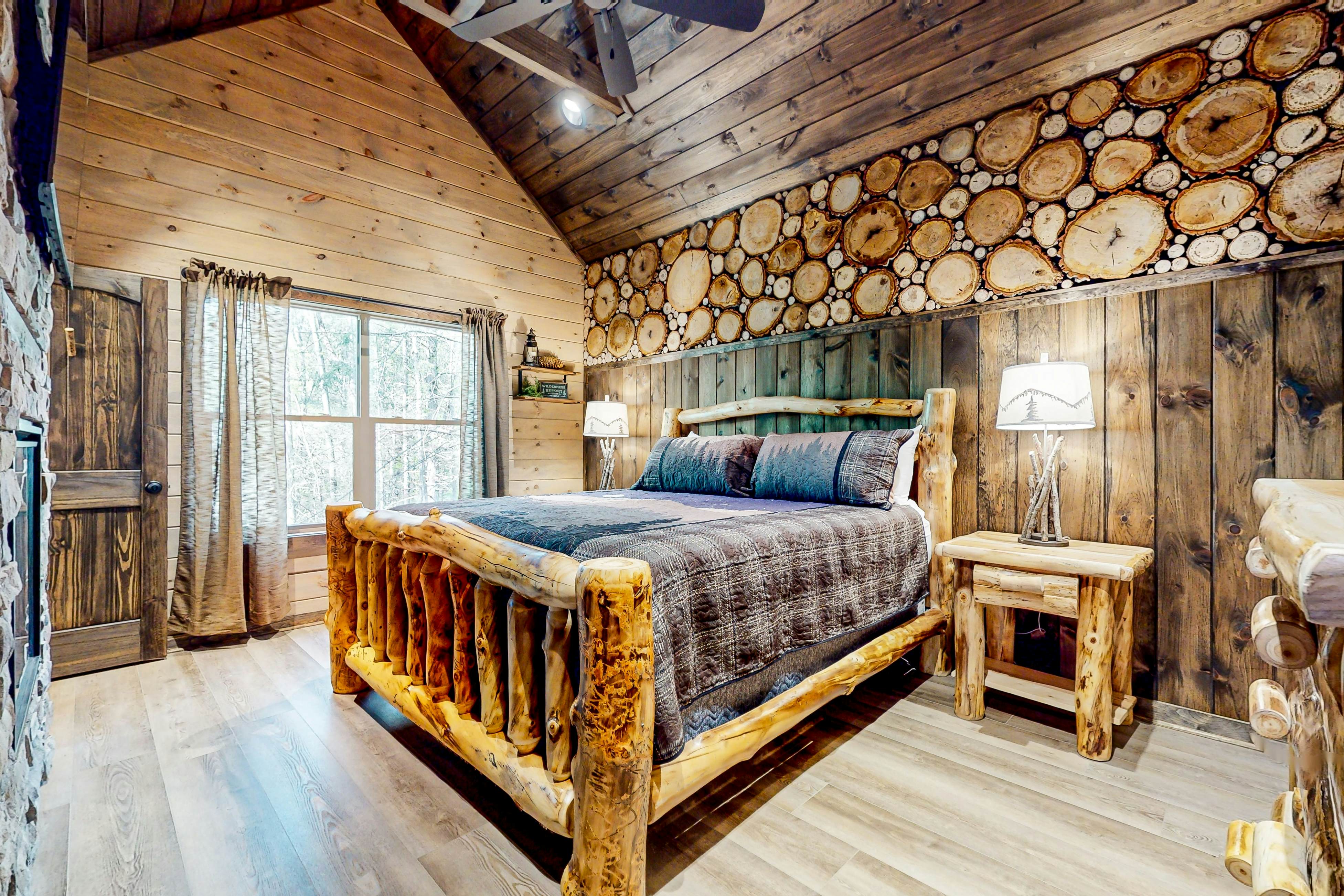 Lodge w/ indoor pool, outdoor TV lounge & hot tub, & free attraction tickets