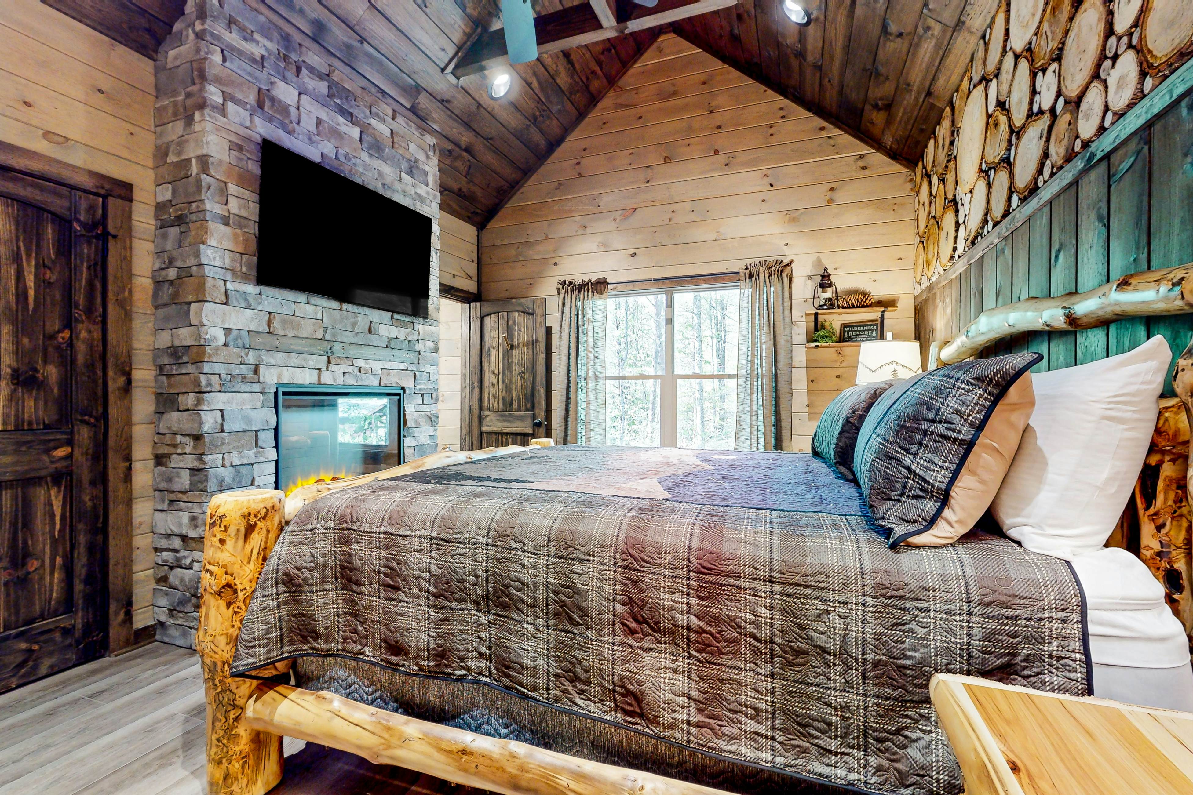 Lodge w/ indoor pool, outdoor TV lounge & hot tub, & free attraction tickets