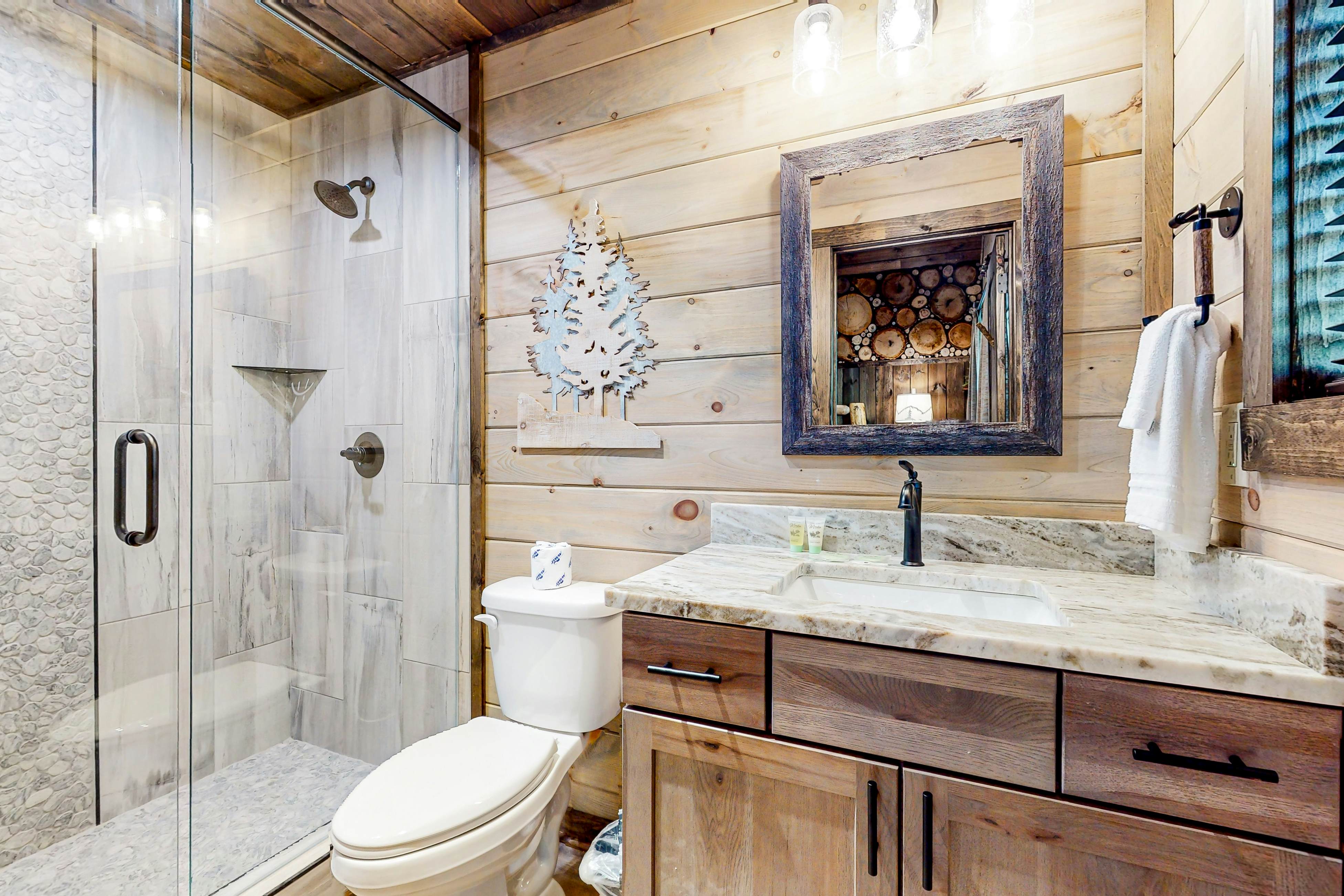 Lodge w/ indoor pool, outdoor TV lounge & hot tub, & free attraction tickets