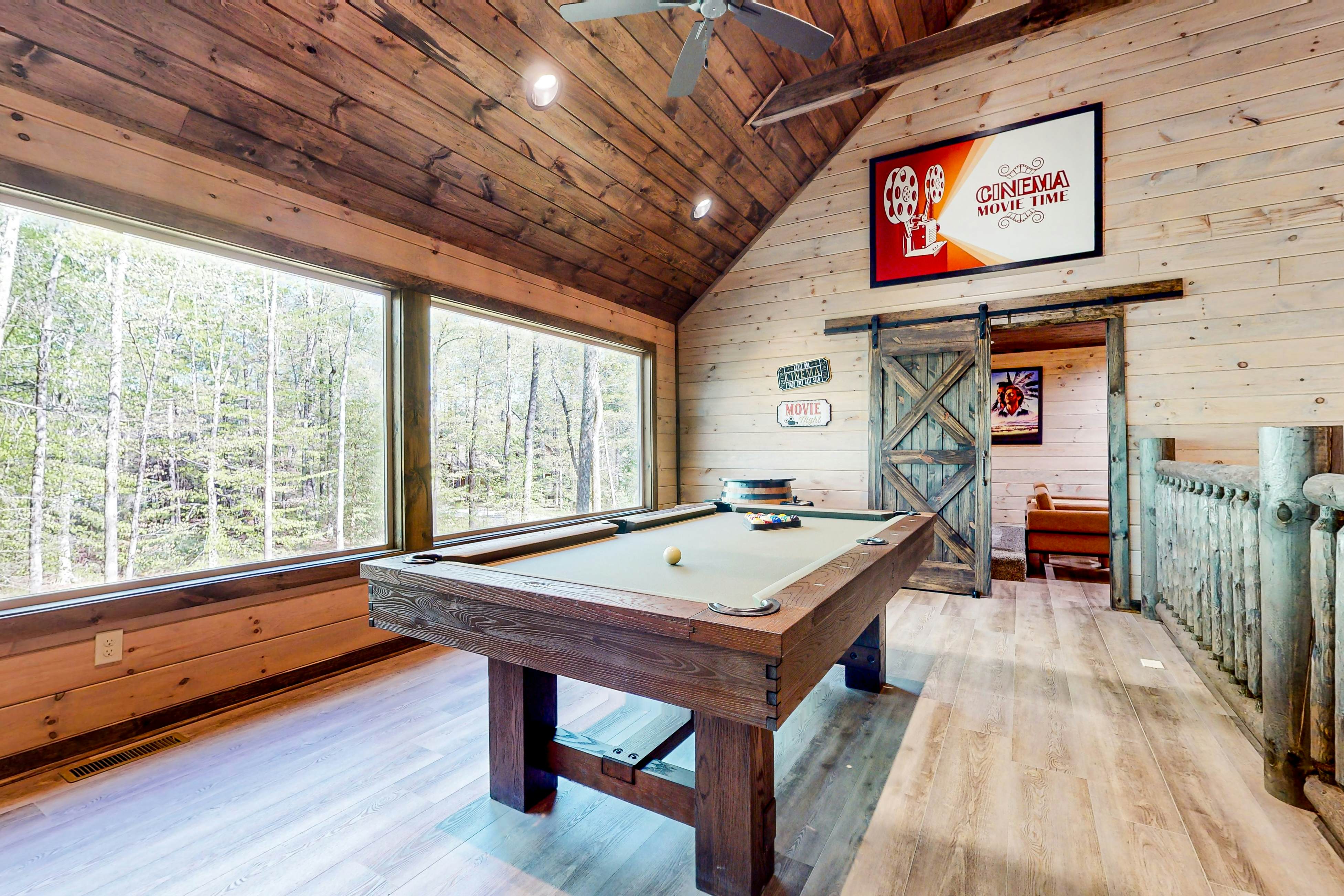 Lodge w/ indoor pool, outdoor TV lounge & hot tub, & free attraction tickets