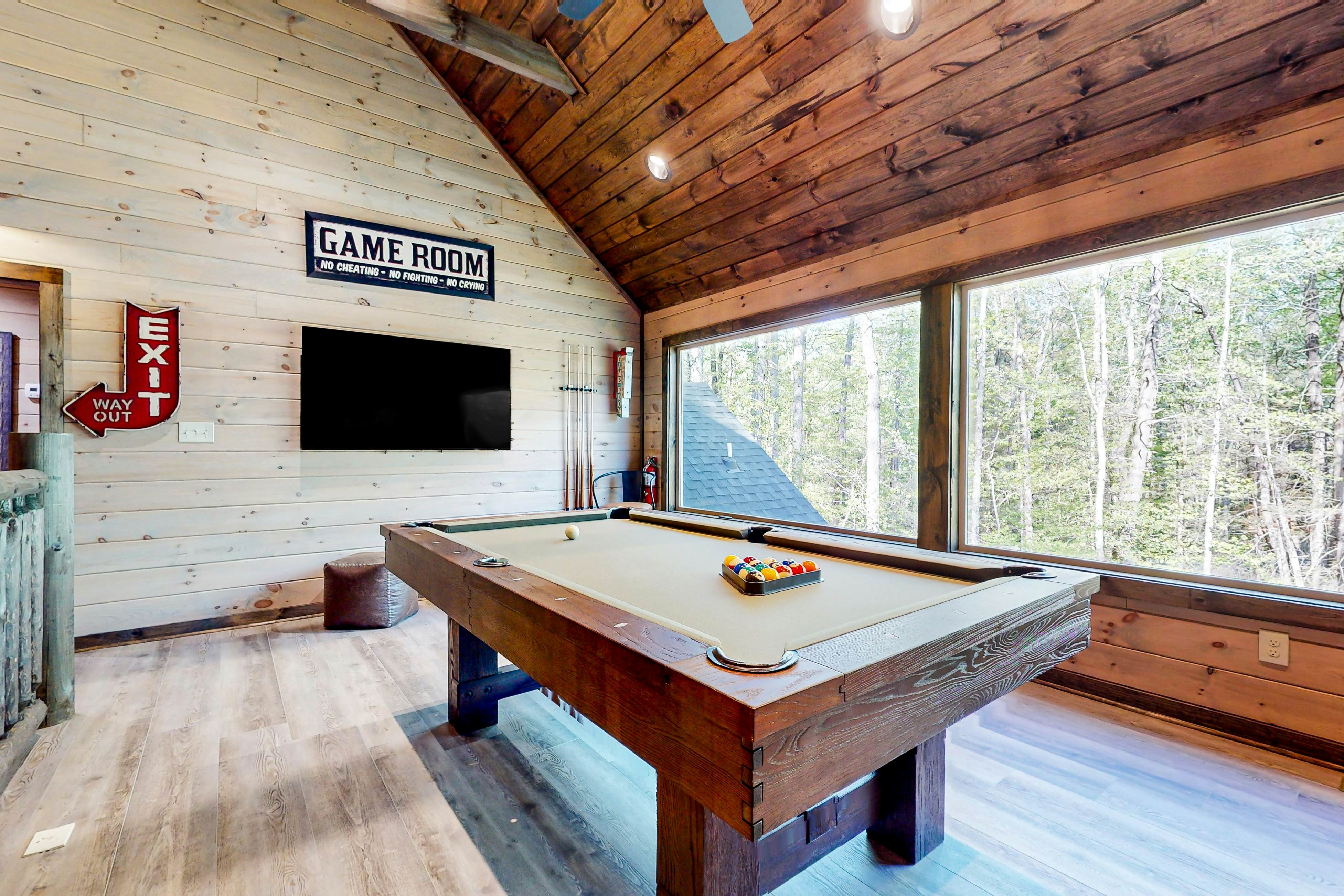 Lodge w/ indoor pool, outdoor TV lounge & hot tub, & free attraction tickets