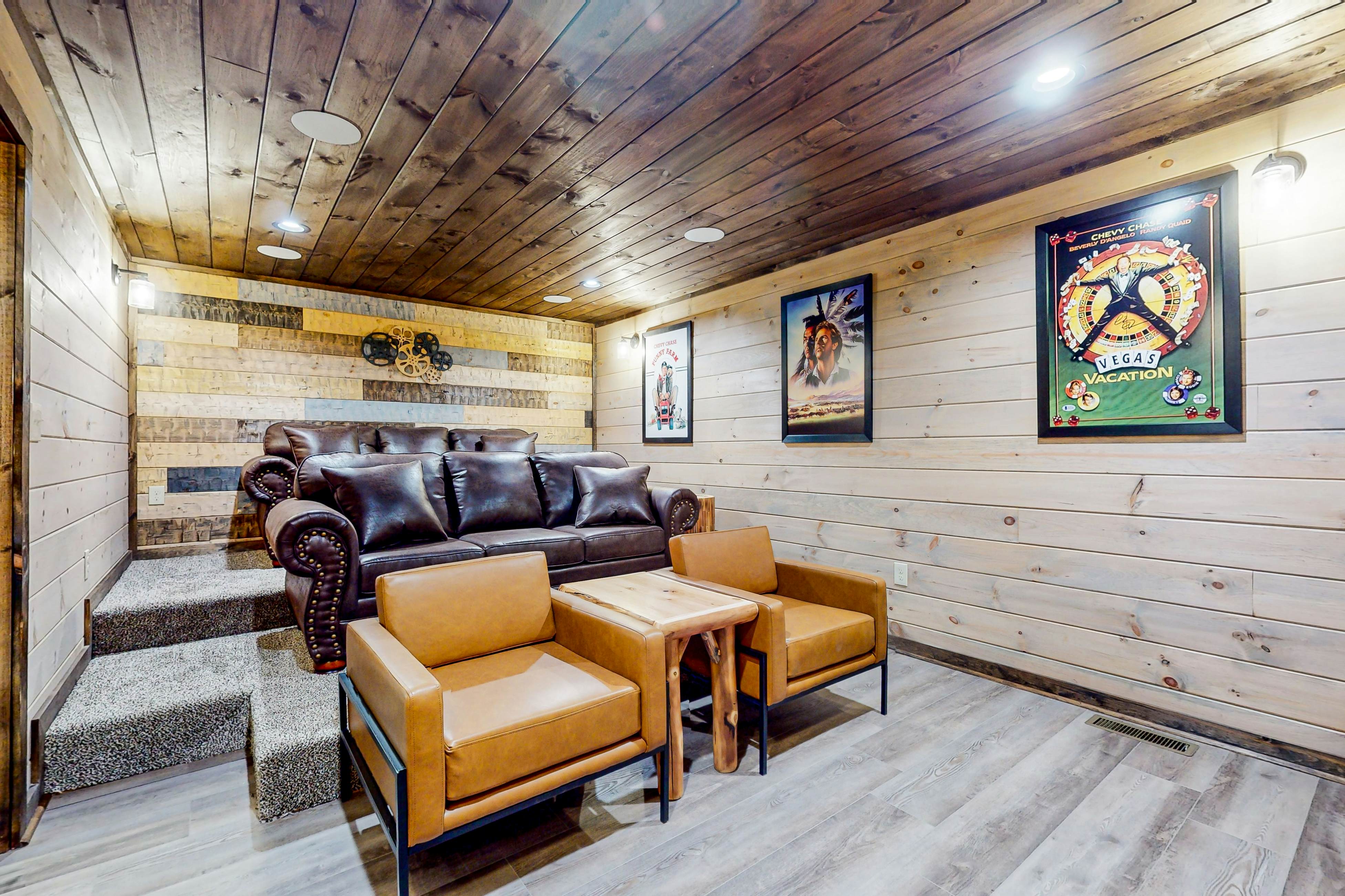 Lodge w/ indoor pool, outdoor TV lounge & hot tub, & free attraction tickets