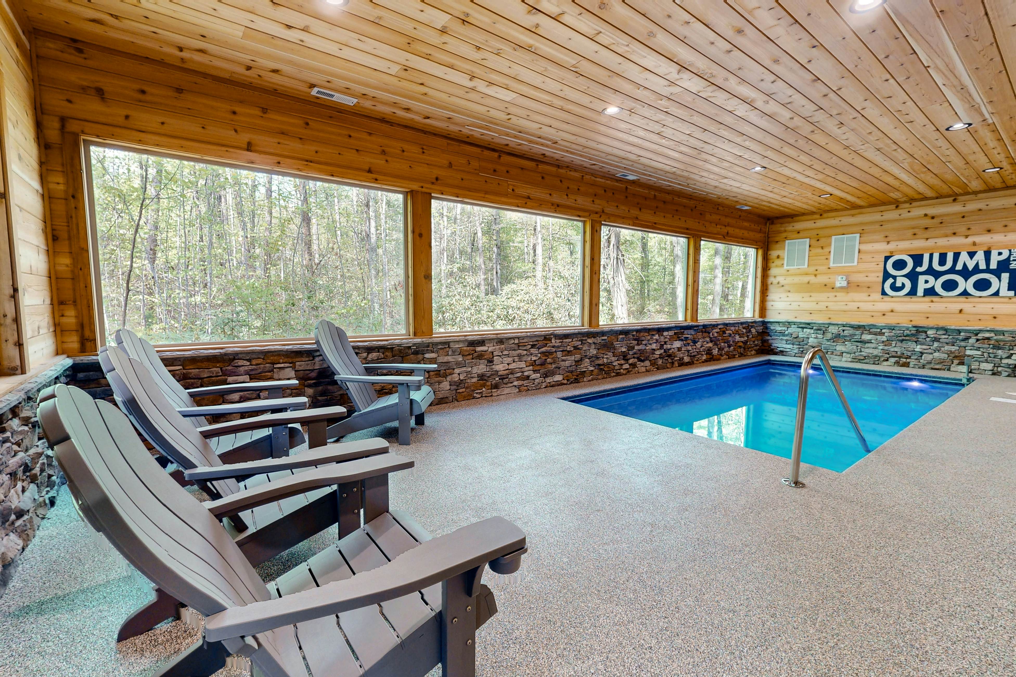Lodge w/ indoor pool, outdoor TV lounge & hot tub, & free attraction tickets