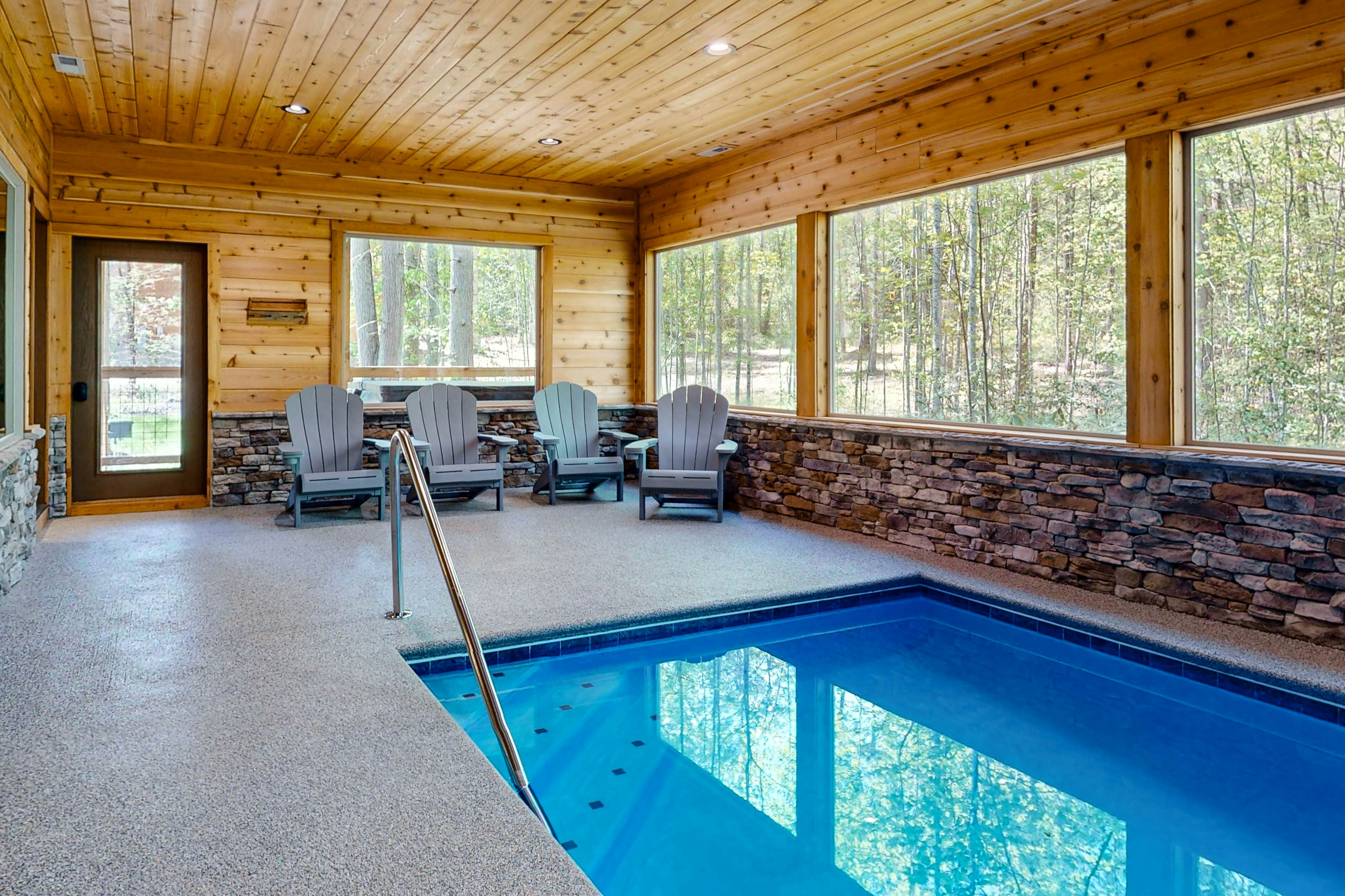 Lodge w/ indoor pool, outdoor TV lounge & hot tub, & free attraction tickets