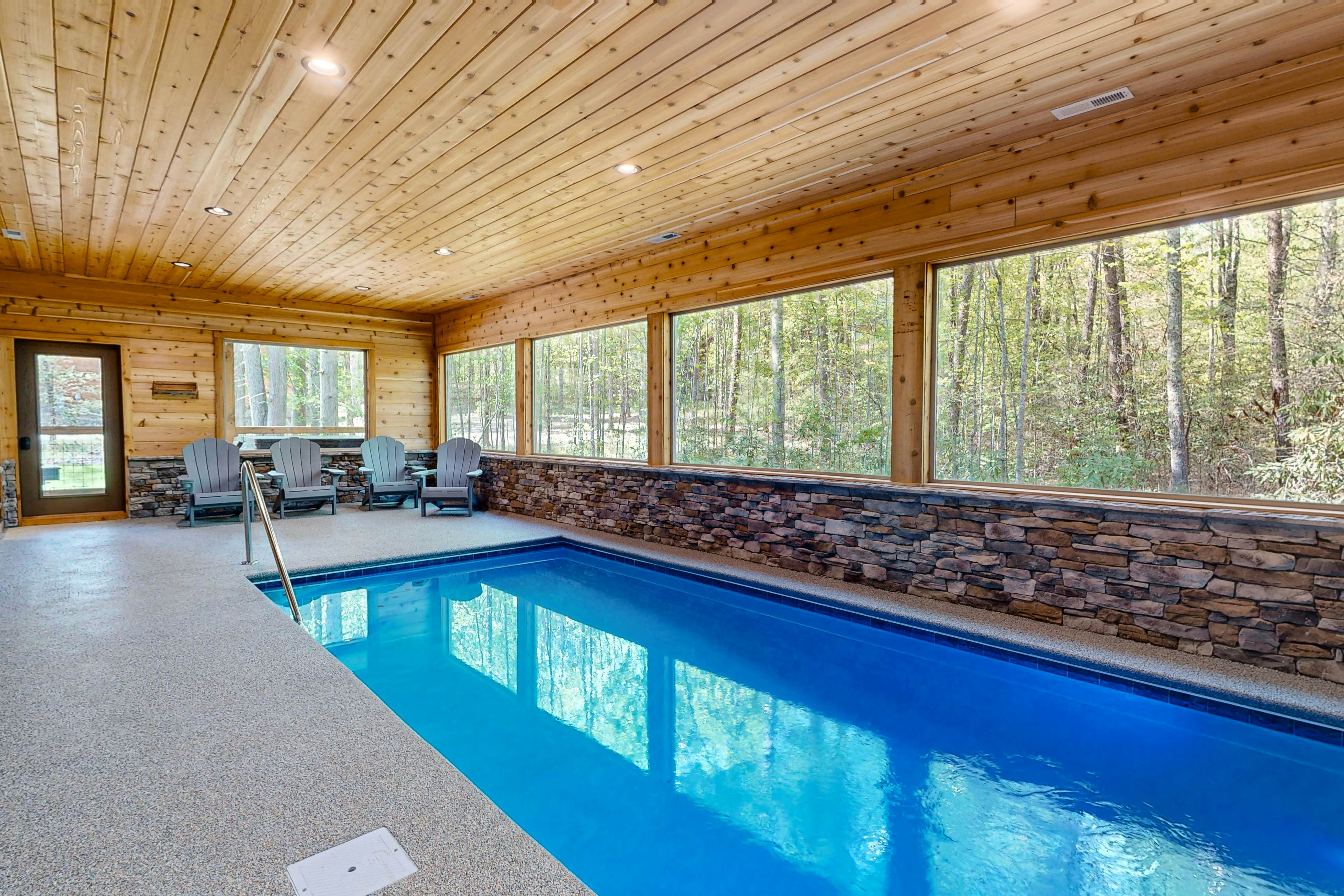 Lodge w/ indoor pool, outdoor TV lounge & hot tub, & free attraction tickets