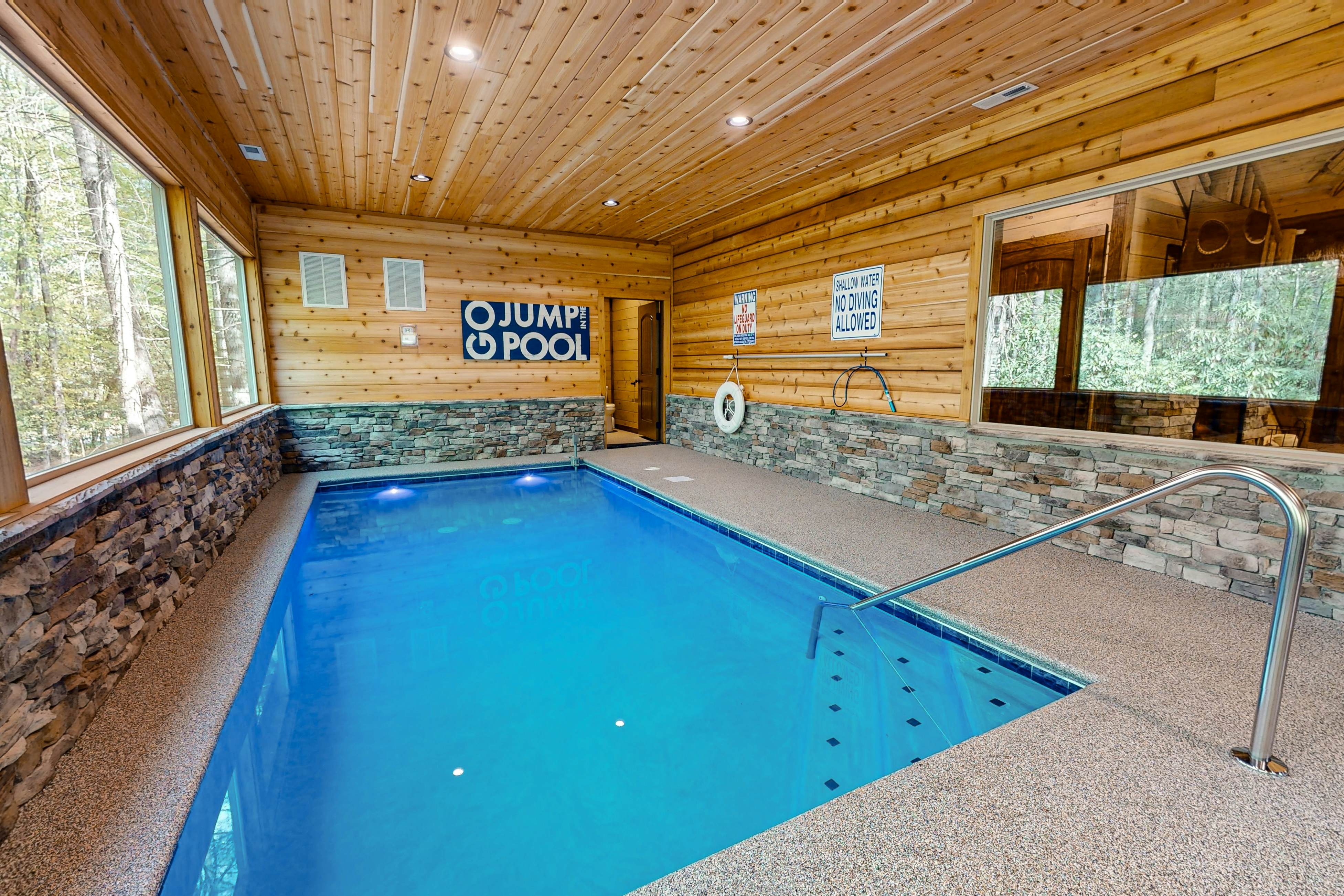 Lodge w/ indoor pool, outdoor TV lounge & hot tub, & free attraction tickets