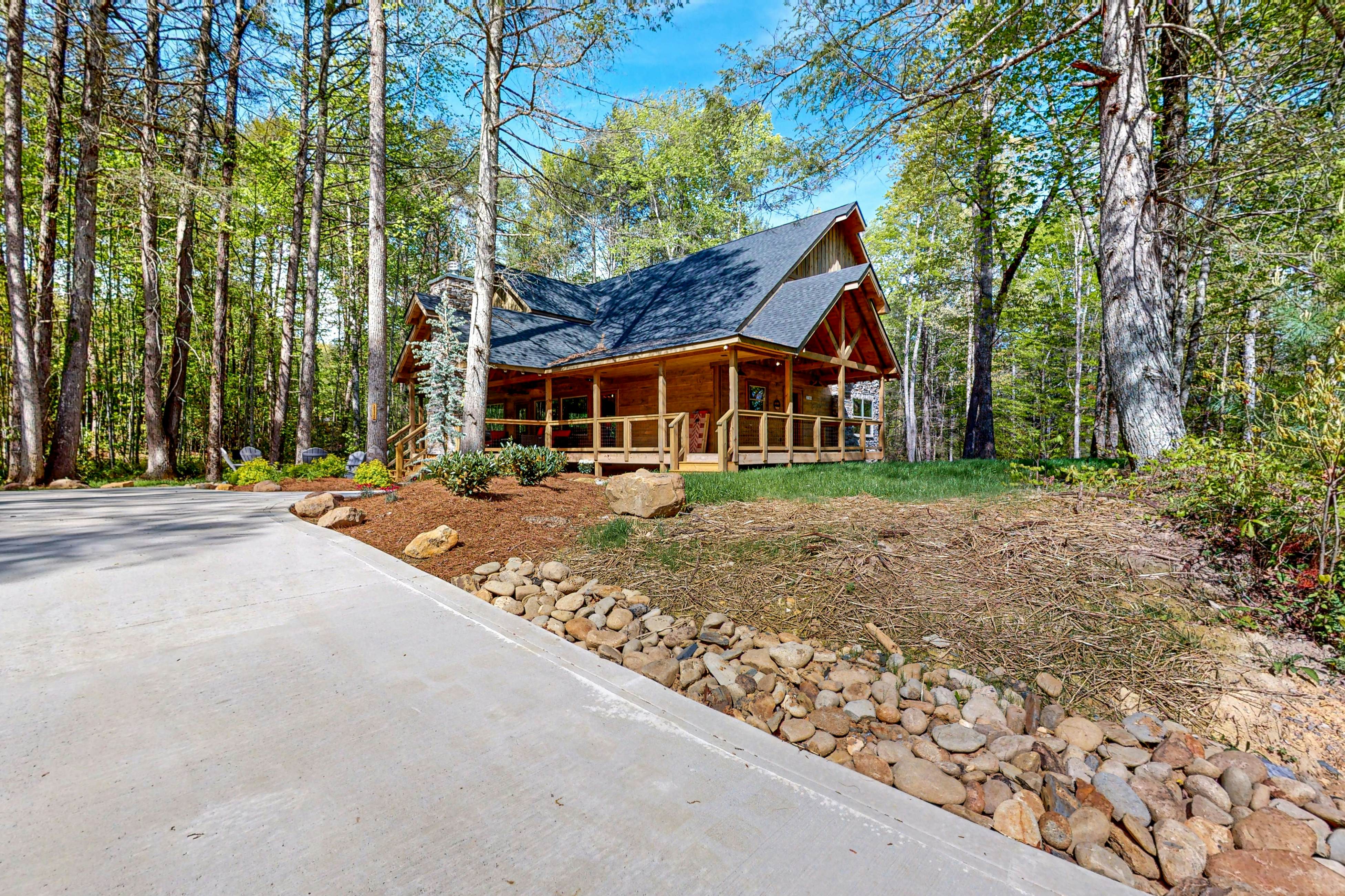 Lodge w/ indoor pool, outdoor TV lounge & hot tub, & free attraction tickets