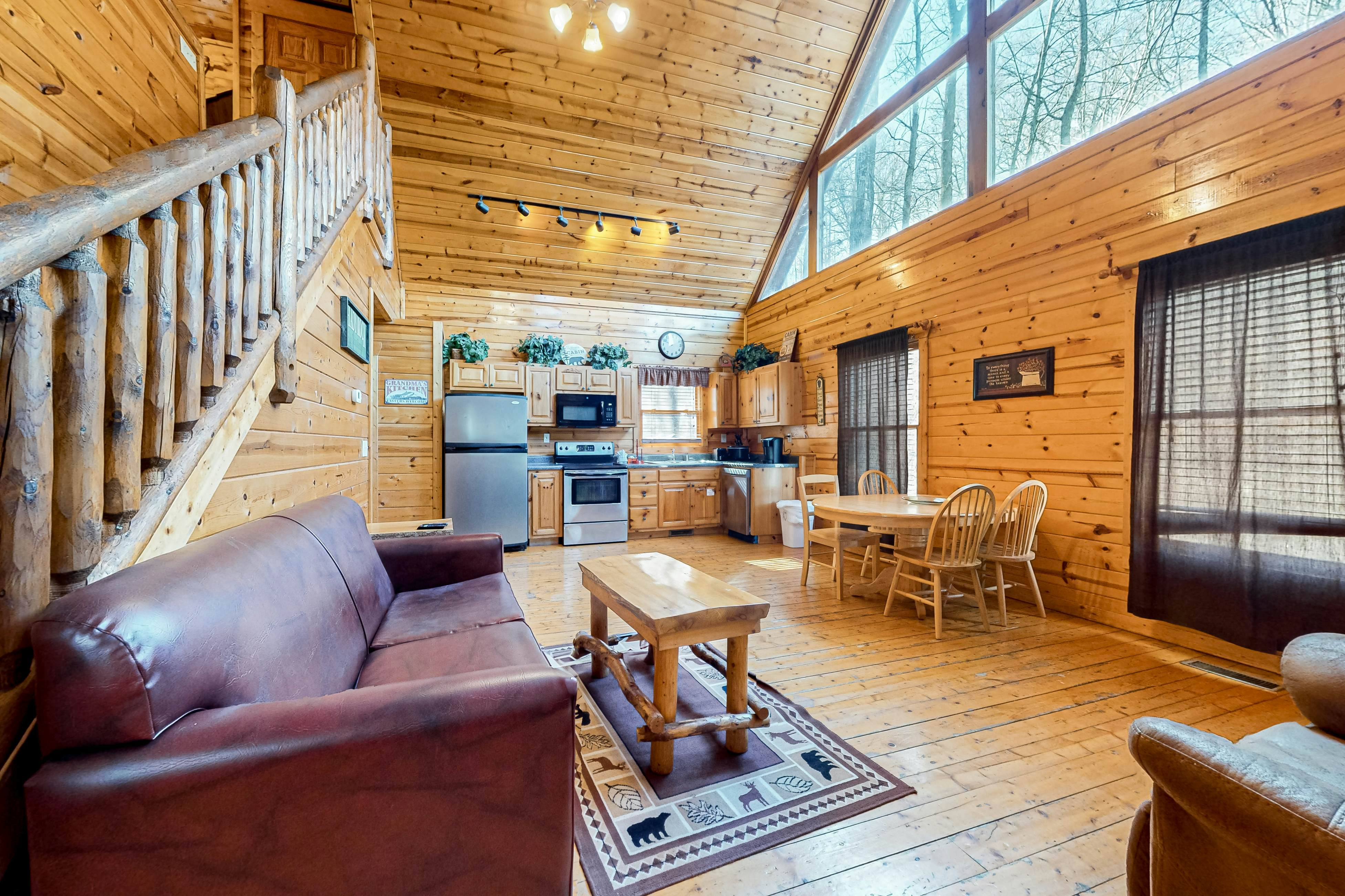 Smoky Mtn cabin w/ hot tub, pool table, foosball, & free attraction tickets