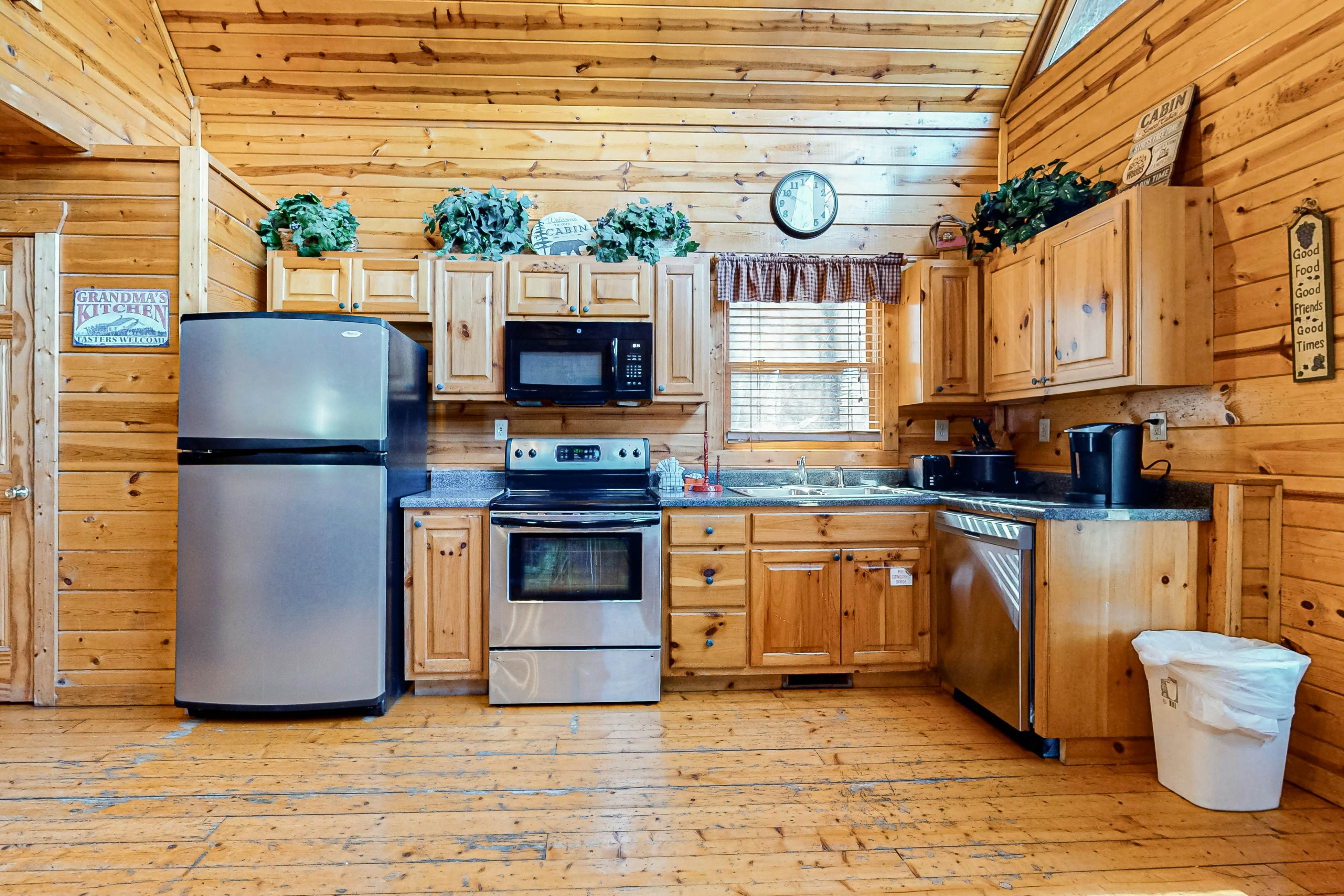 Smoky Mtn cabin w/ hot tub, pool table, foosball, & free attraction tickets