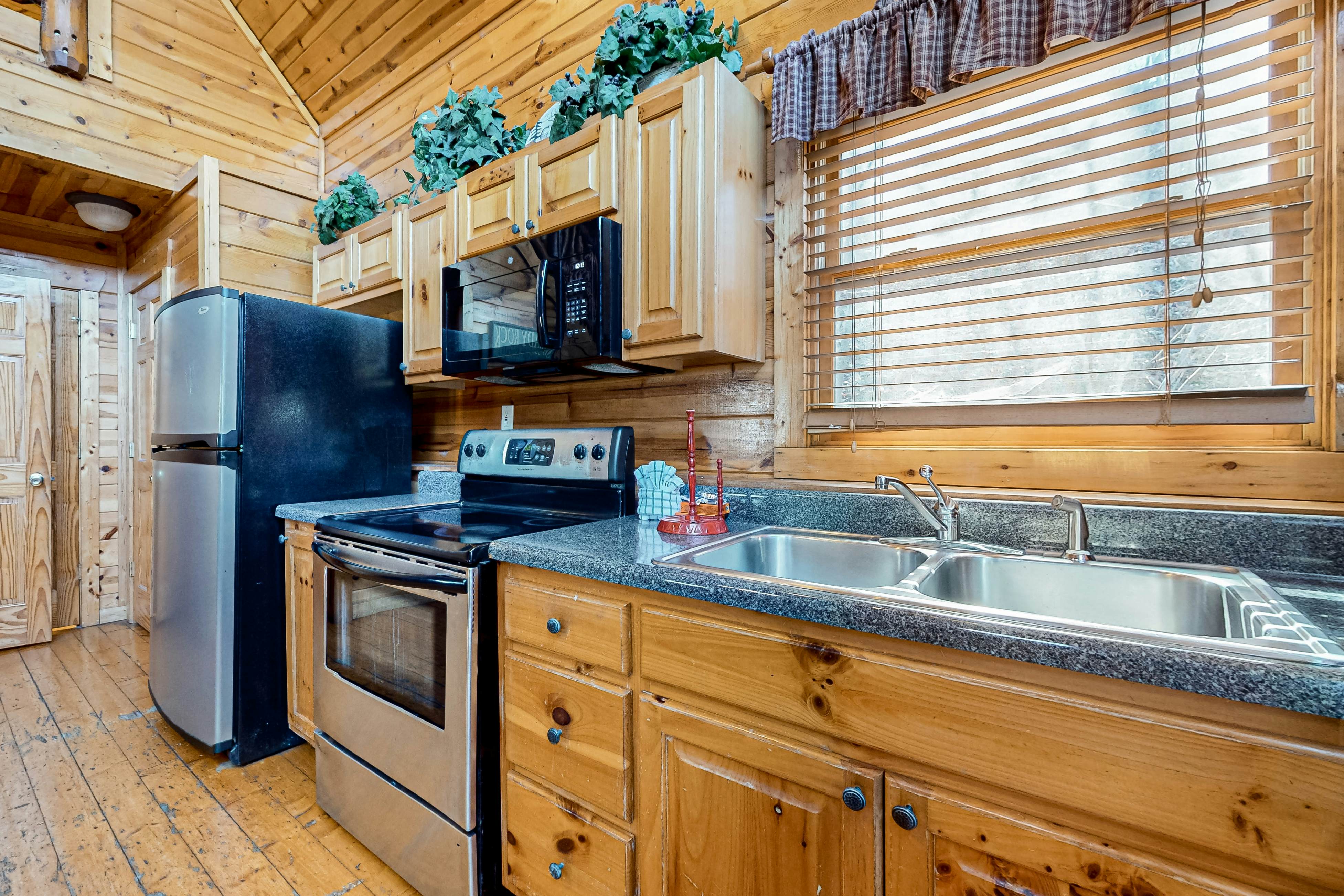 Smoky Mtn cabin w/ hot tub, pool table, foosball, & free attraction tickets