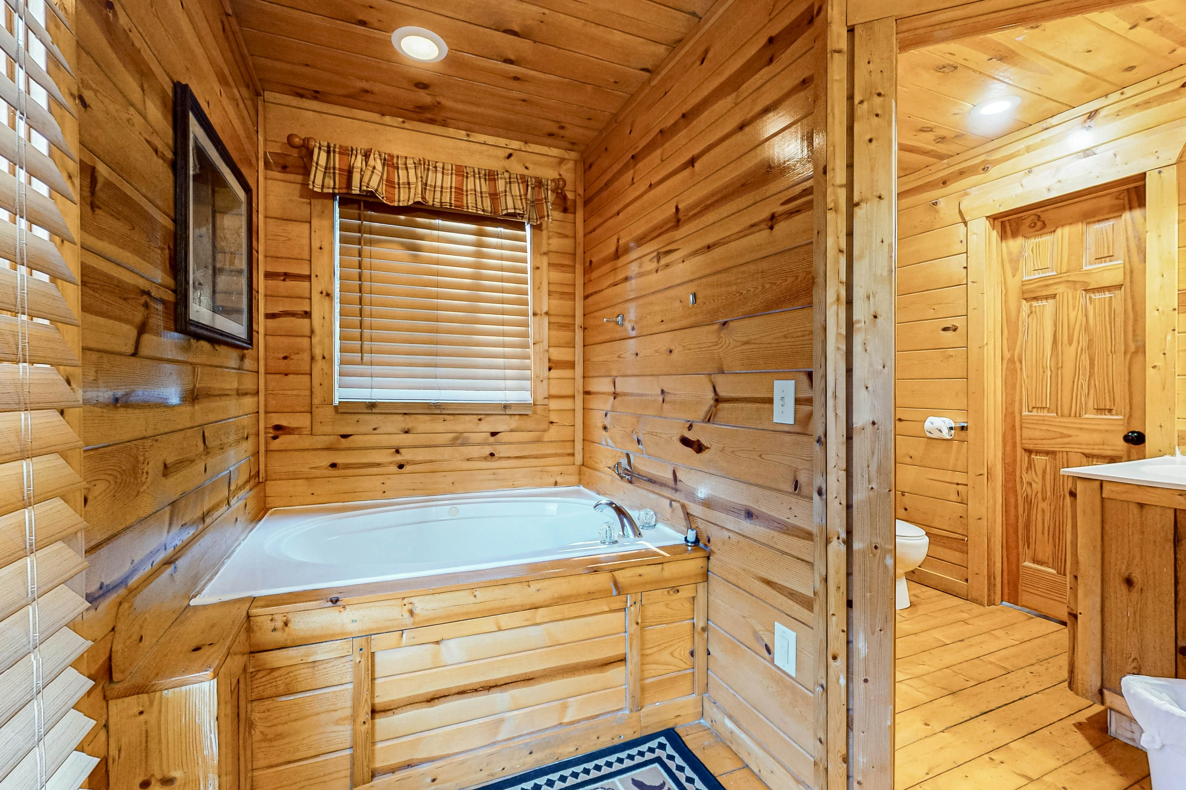 Smoky Mtn cabin w/ hot tub, pool table, foosball, & free attraction tickets