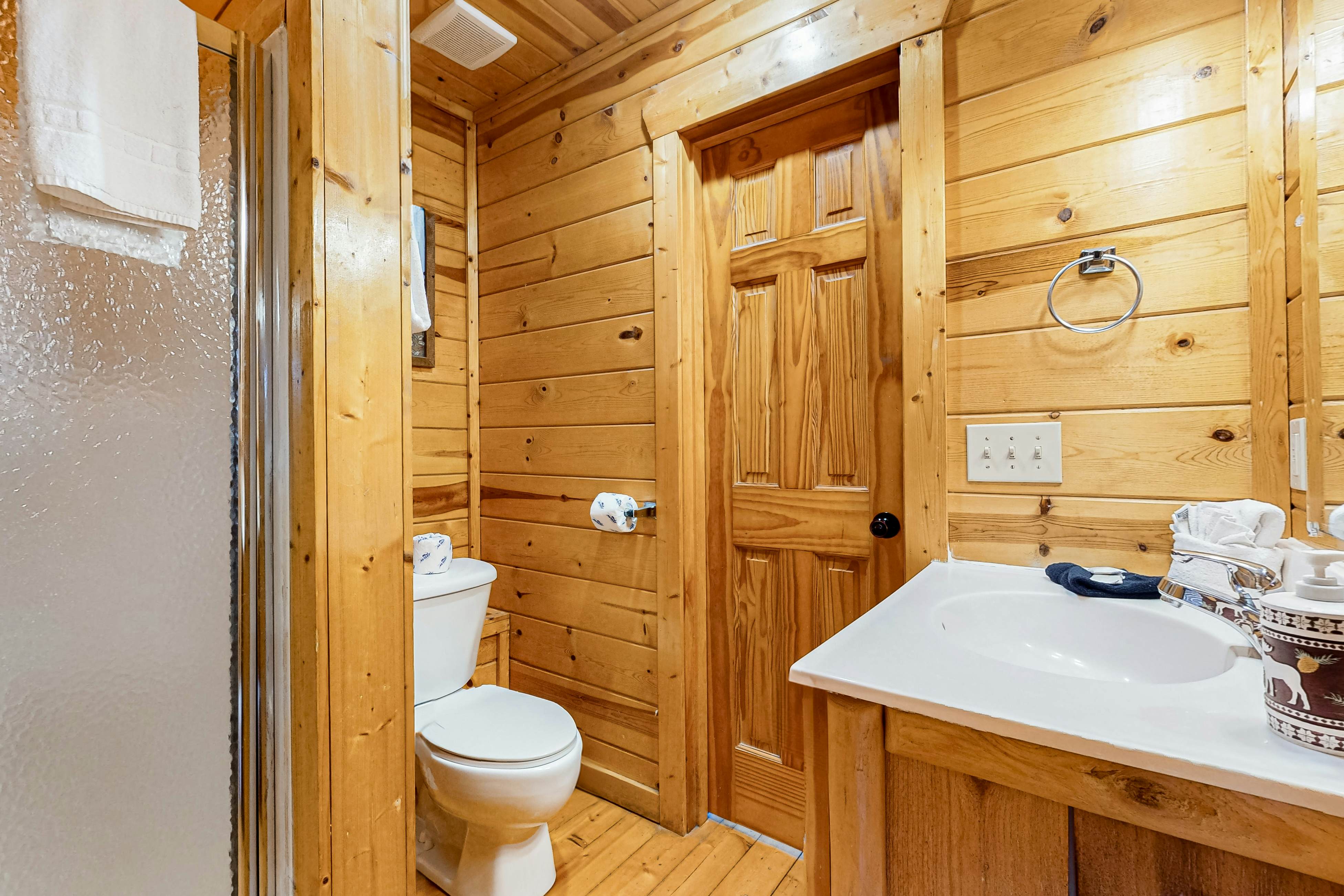 Smoky Mtn cabin w/ hot tub, pool table, foosball, & free attraction tickets