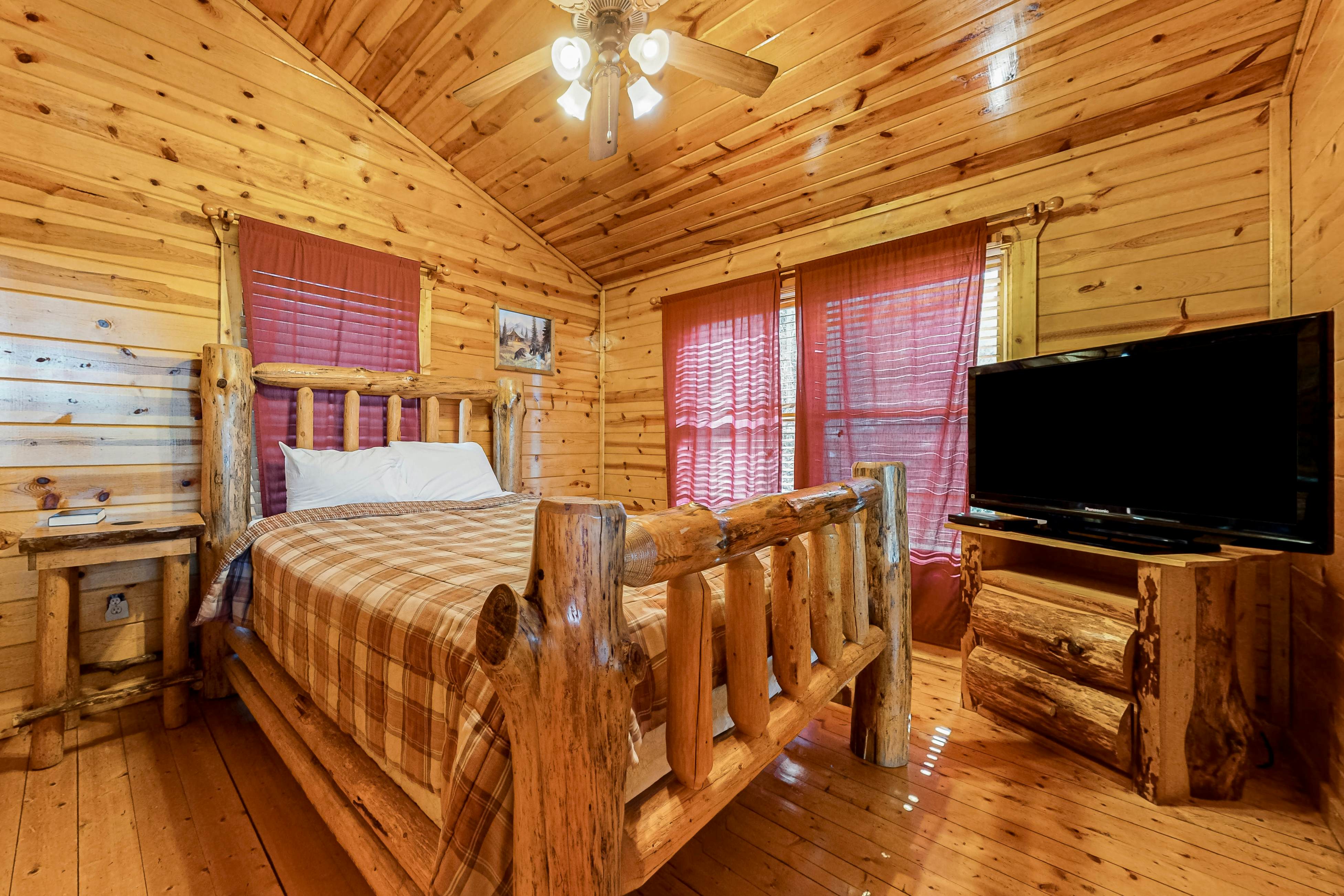Smoky Mtn cabin w/ hot tub, pool table, foosball, & free attraction tickets