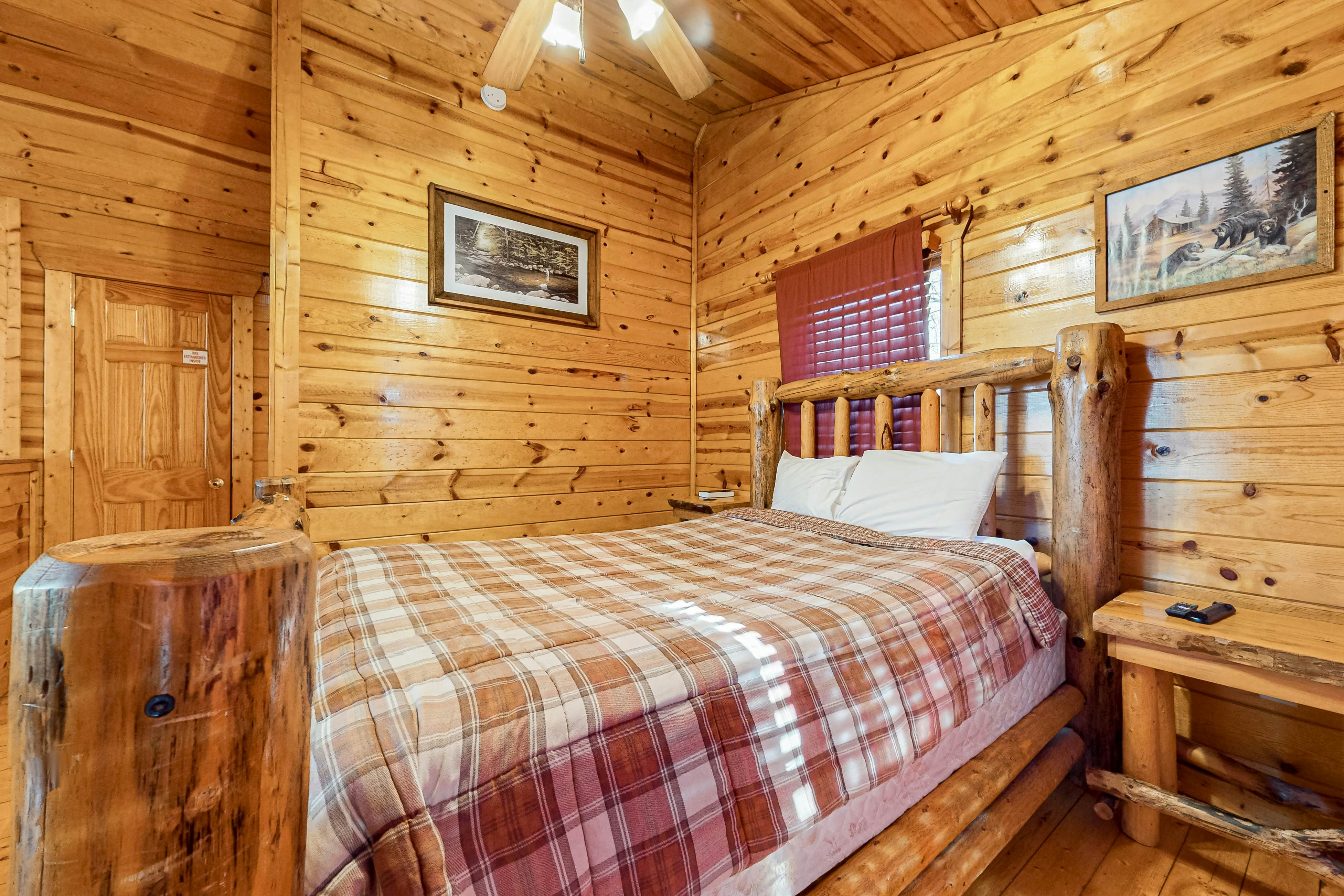 Smoky Mtn cabin w/ hot tub, pool table, foosball, & free attraction tickets