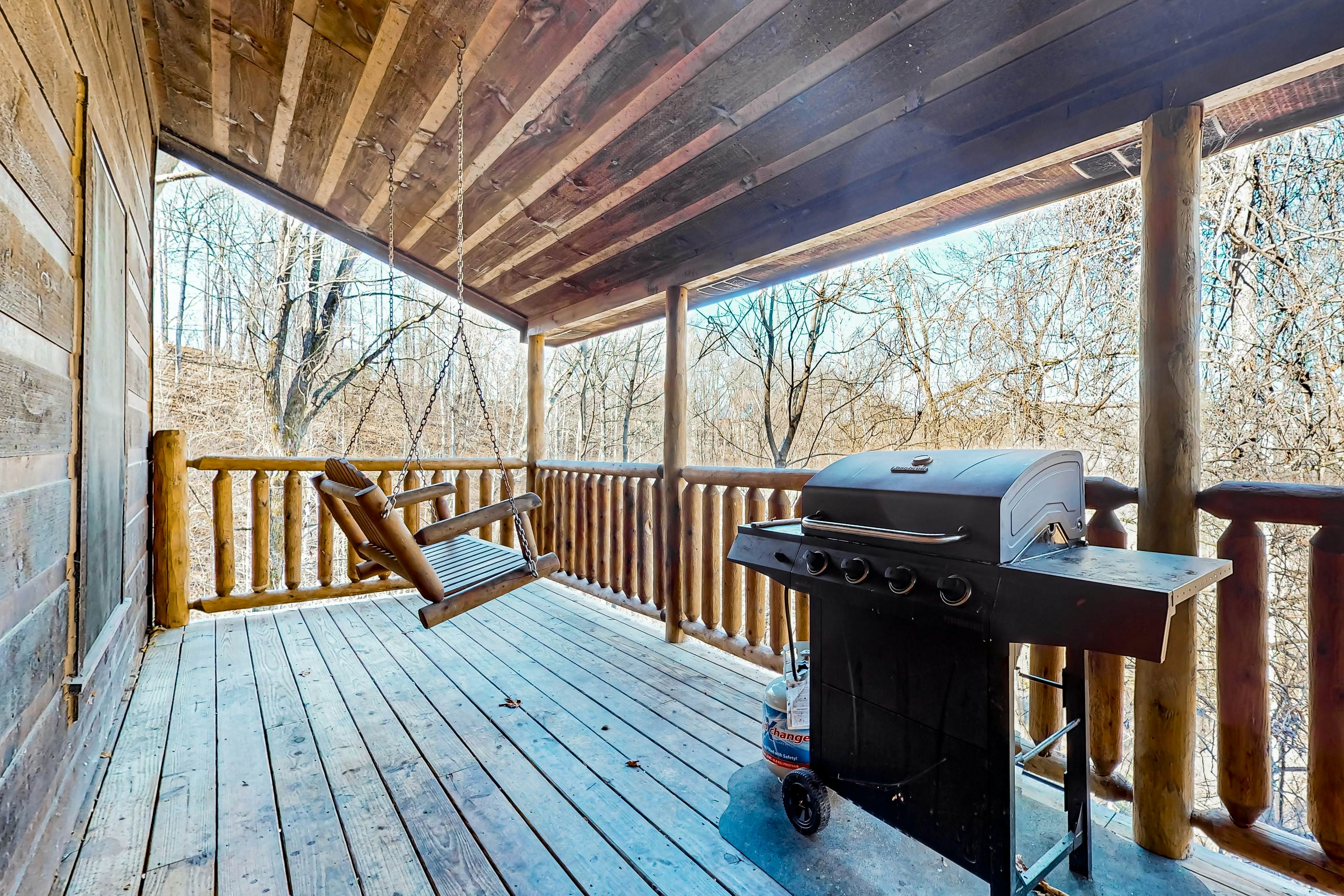 Smoky Mtn cabin w/ hot tub, pool table, foosball, & free attraction tickets
