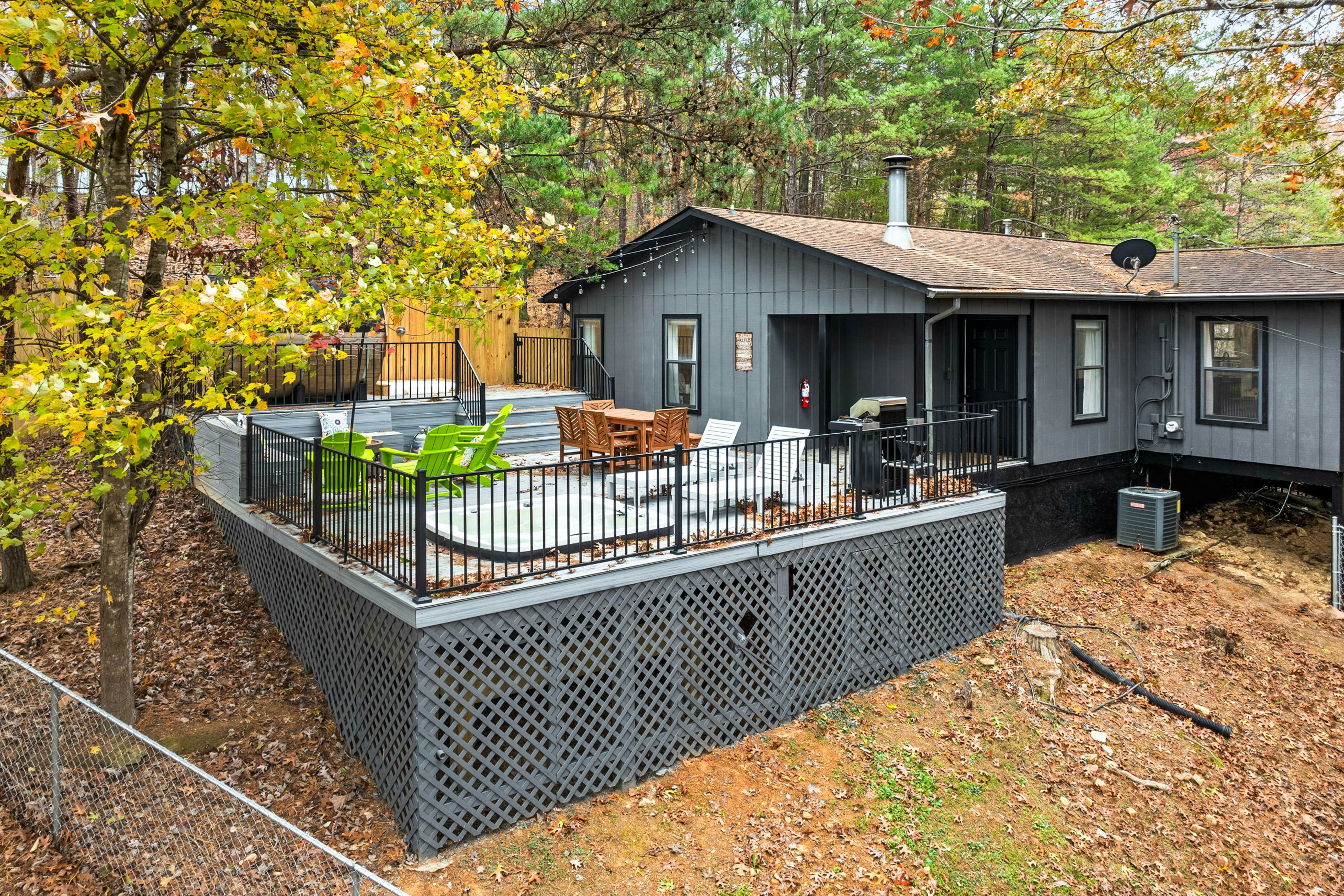 Serene Cabin, Sleeps 8, Sauna, Hot Tub, Outdoor Fun