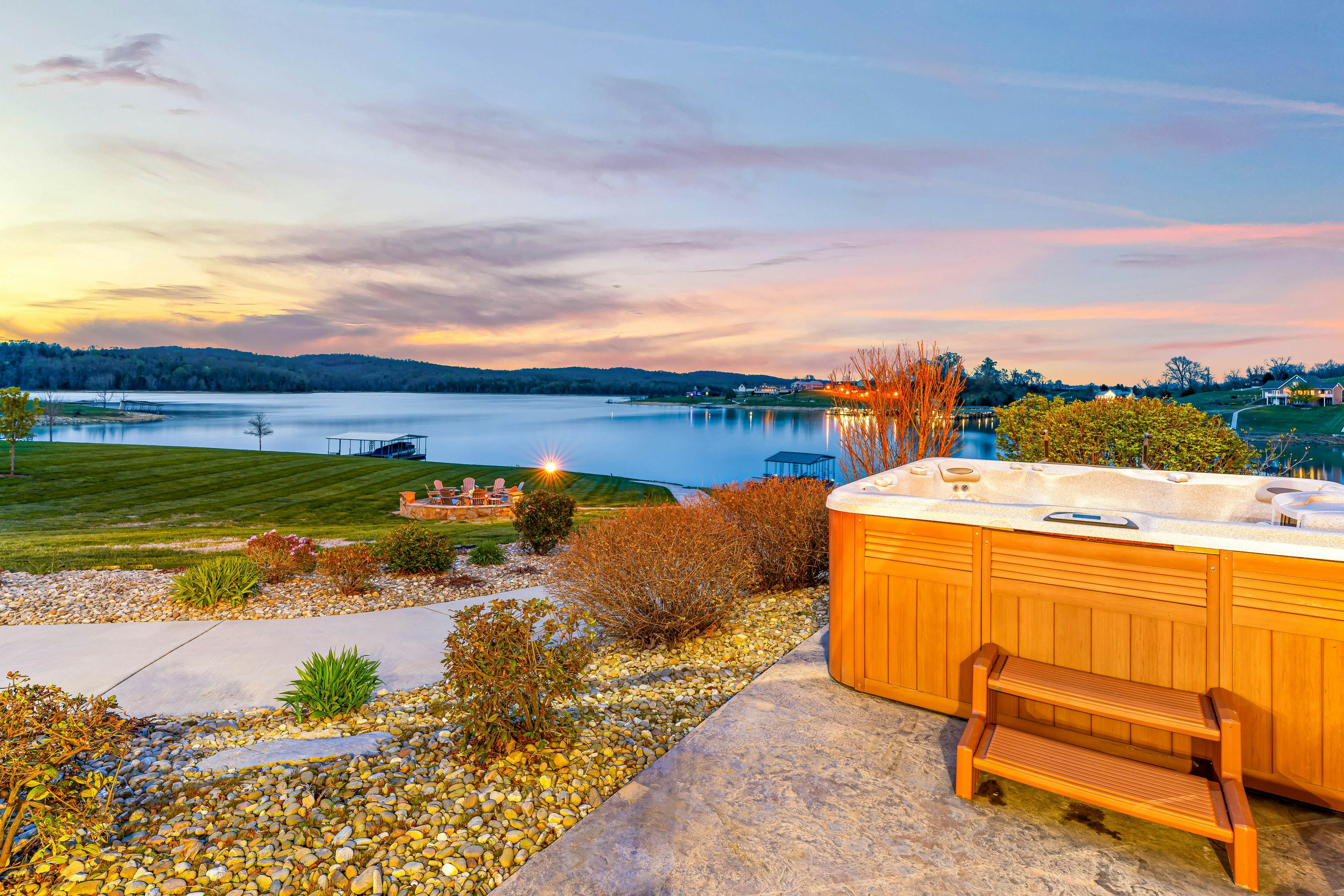 Luxe Lakefront Home, Sleeps 14・Dock・Amazing Views