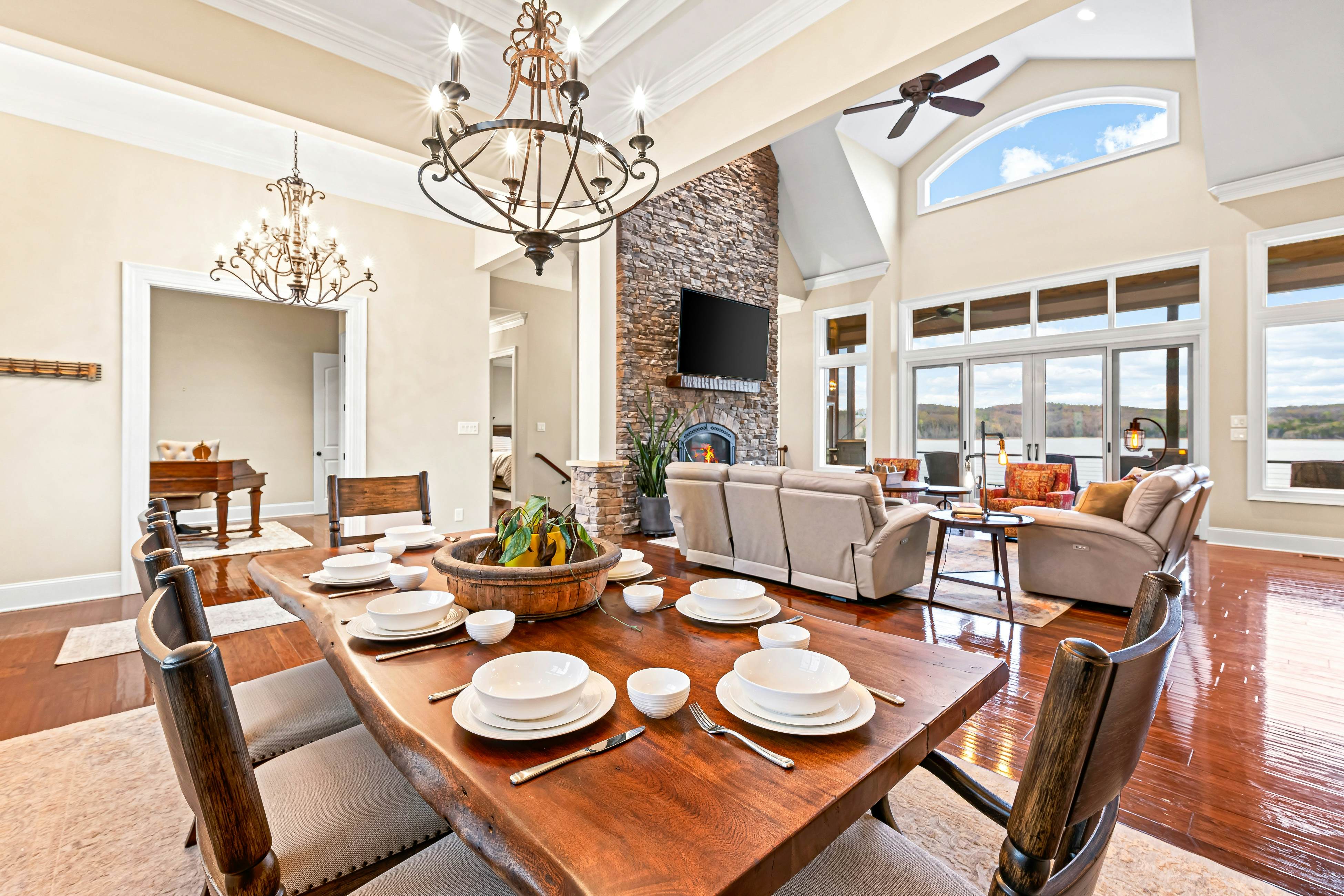 Luxe Lakefront Home, Sleeps 14・Dock・Amazing Views