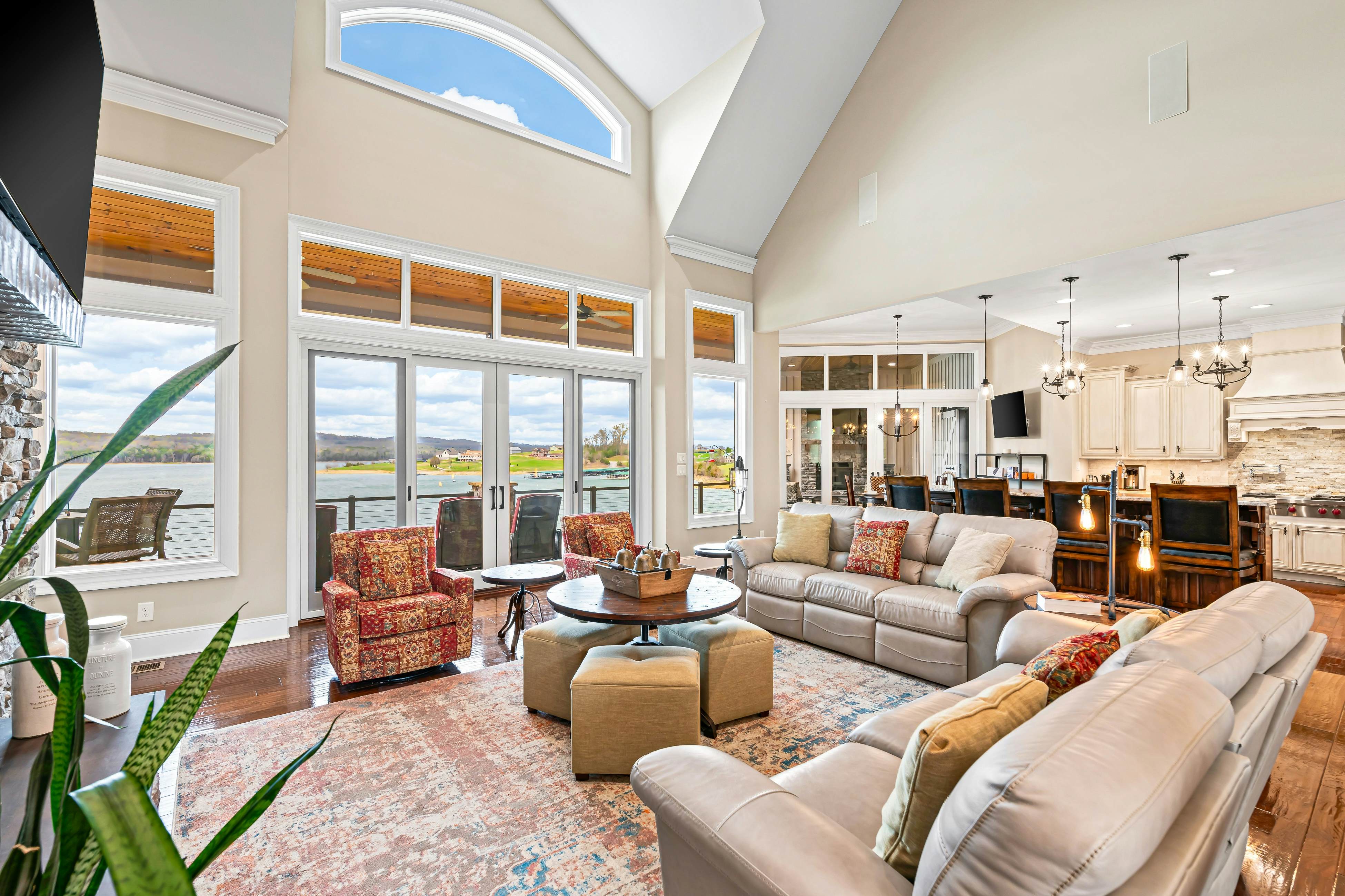 Luxe Lakefront Home, Sleeps 14・Dock・Amazing Views