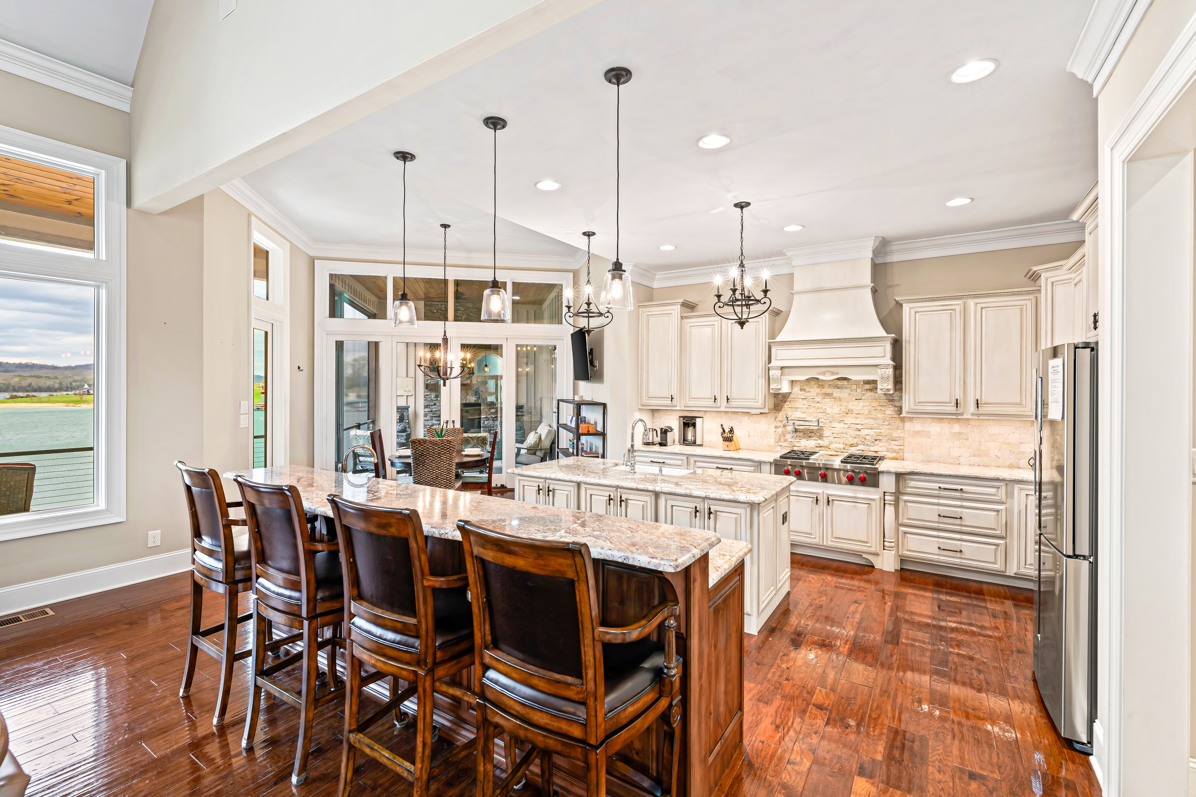 Luxe Lakefront Home, Sleeps 14・Dock・Amazing Views