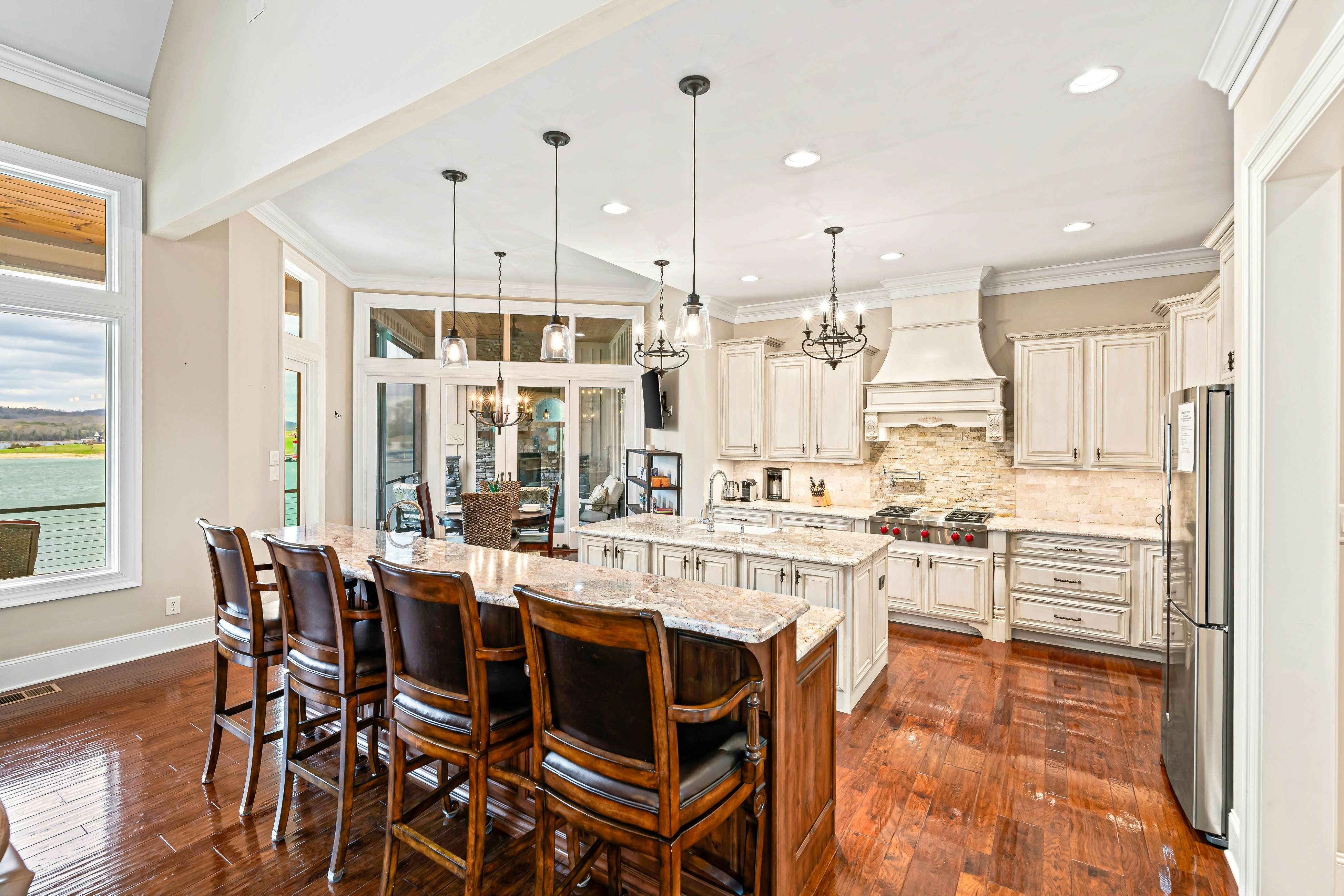 Luxe Lakefront Home, Sleeps 14・Dock・Amazing Views