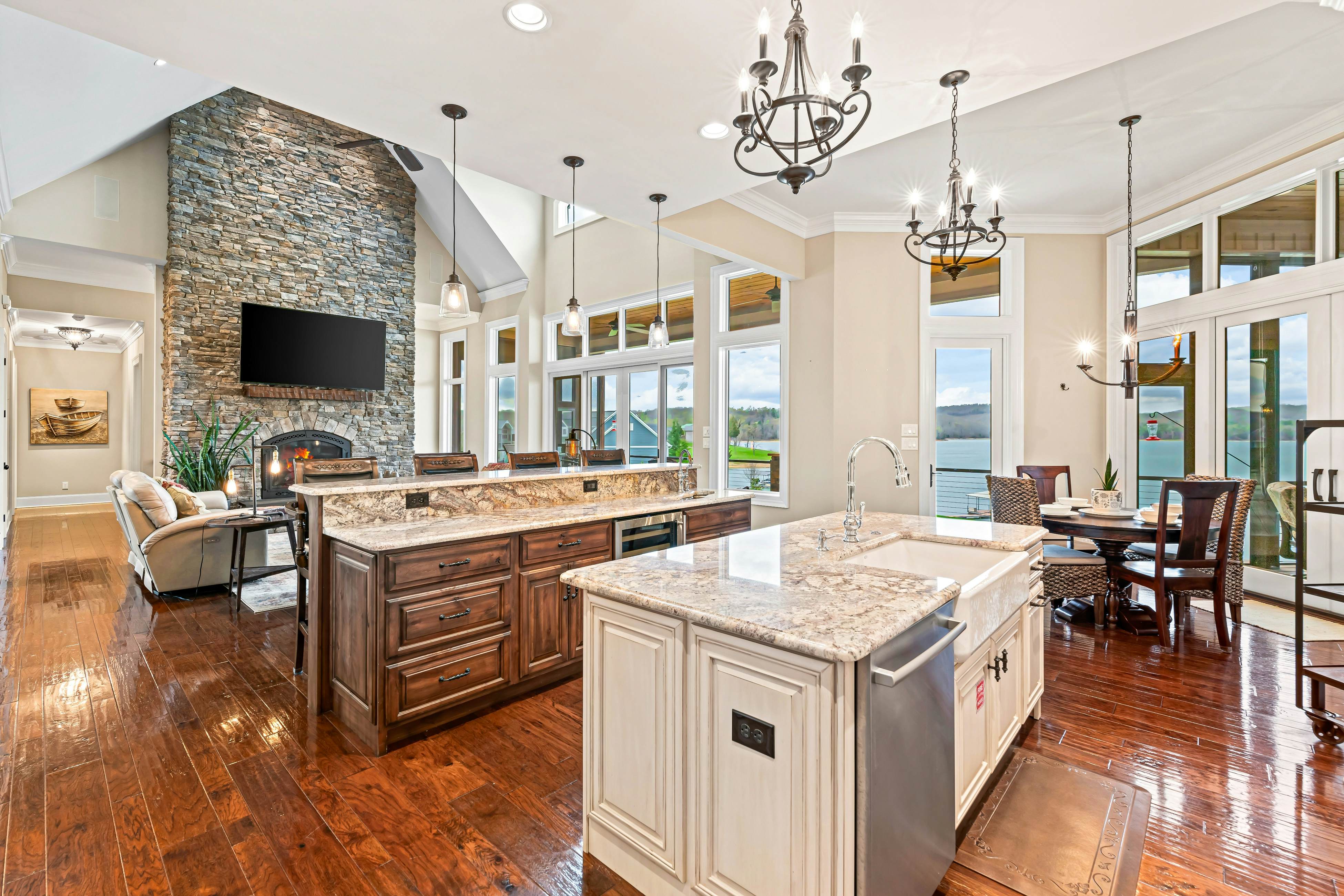 Luxe Lakefront Home, Sleeps 14・Dock・Amazing Views