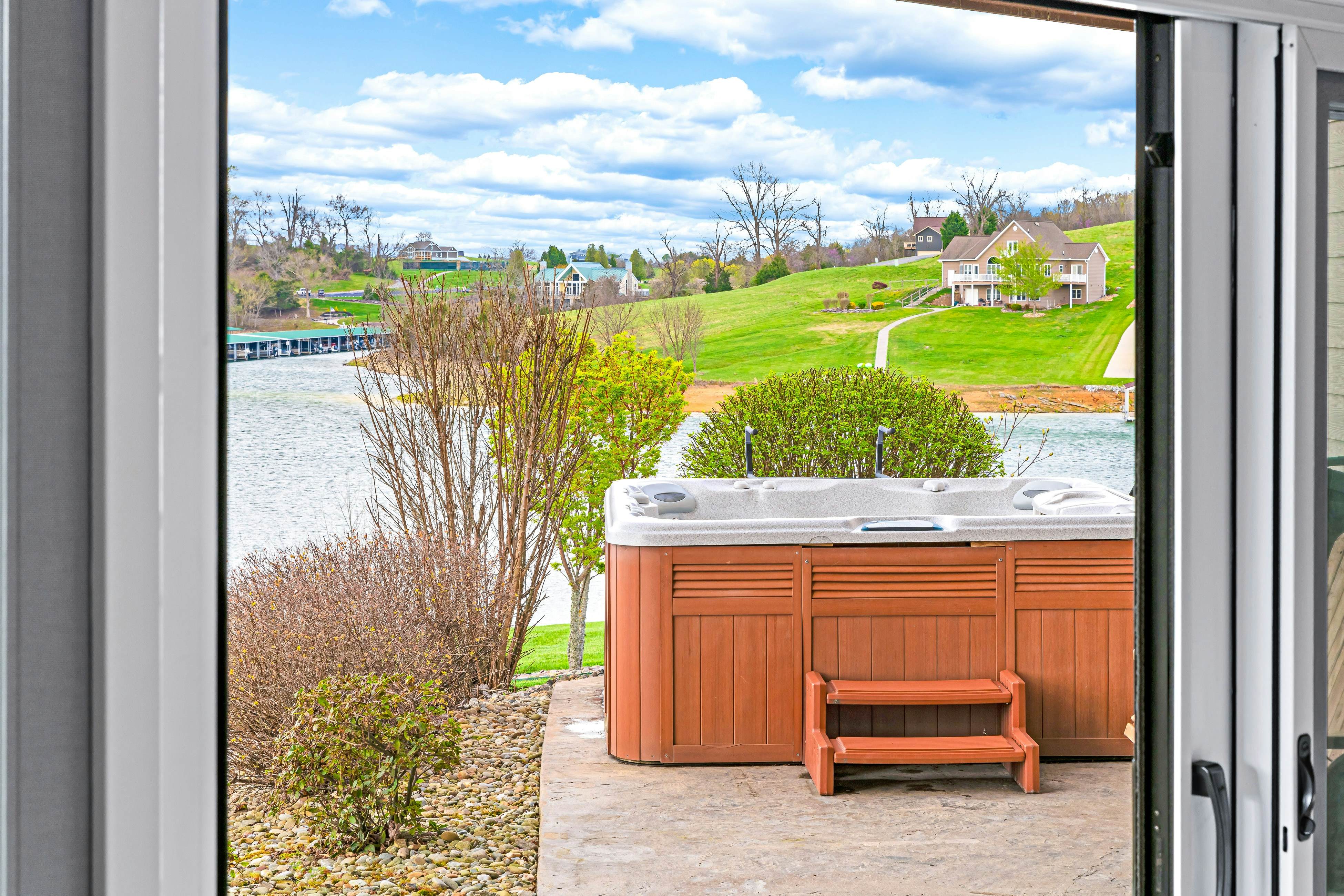 Luxe Lakefront Home, Sleeps 14・Dock・Amazing Views