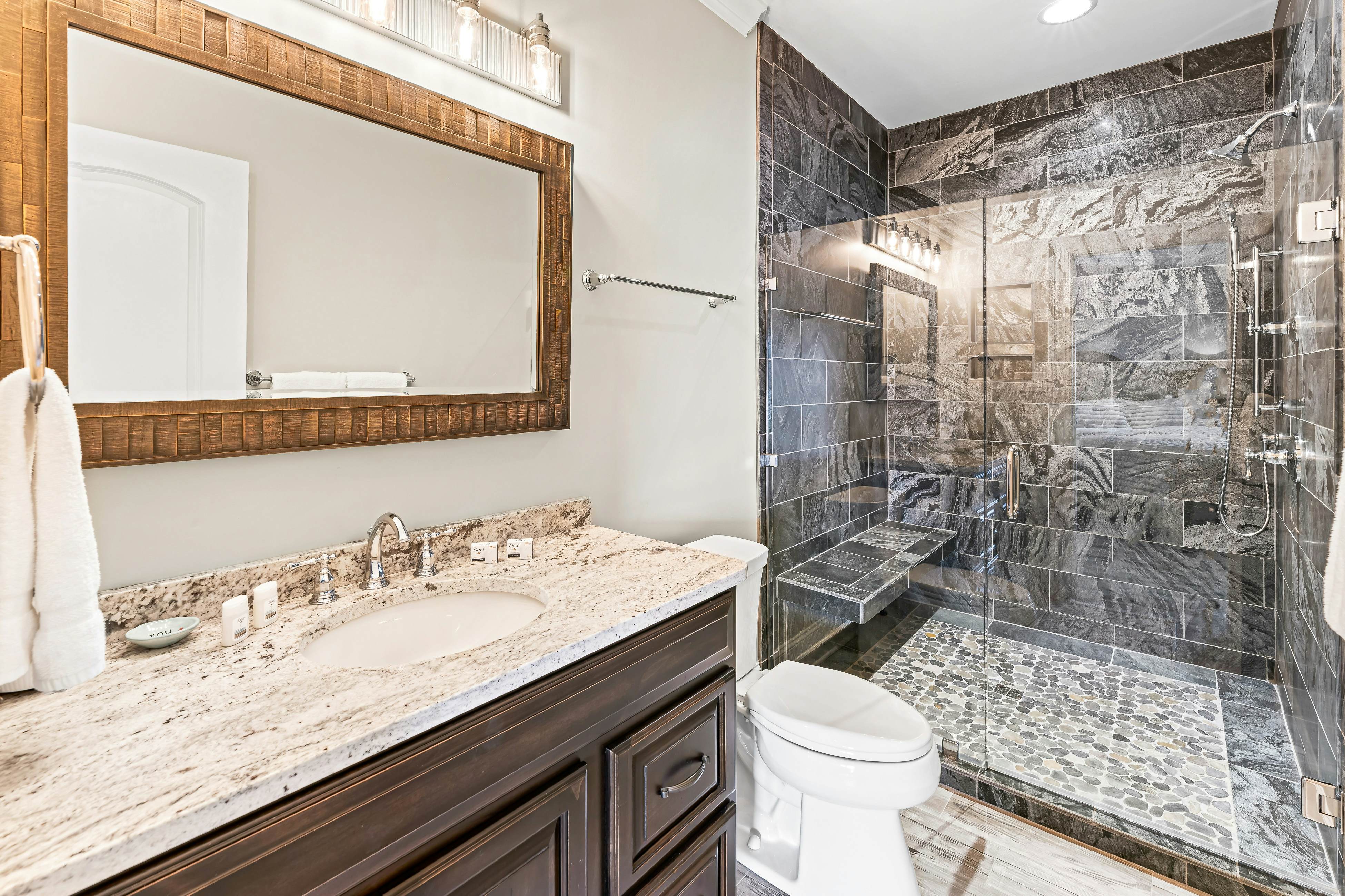 Luxe Lakefront Home, Sleeps 14・Dock・Amazing Views