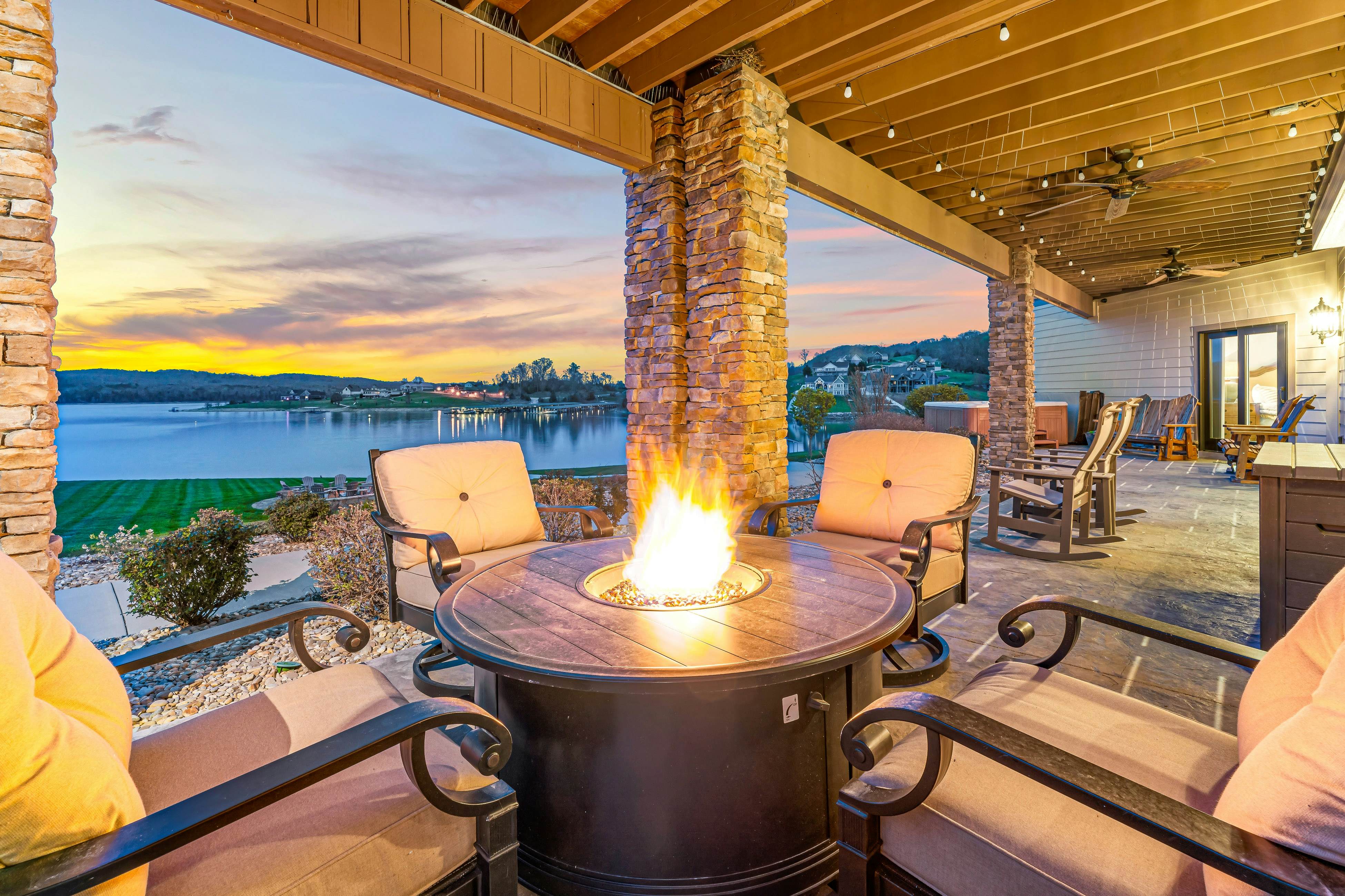 Luxe Lakefront Home, Sleeps 14・Dock・Amazing Views