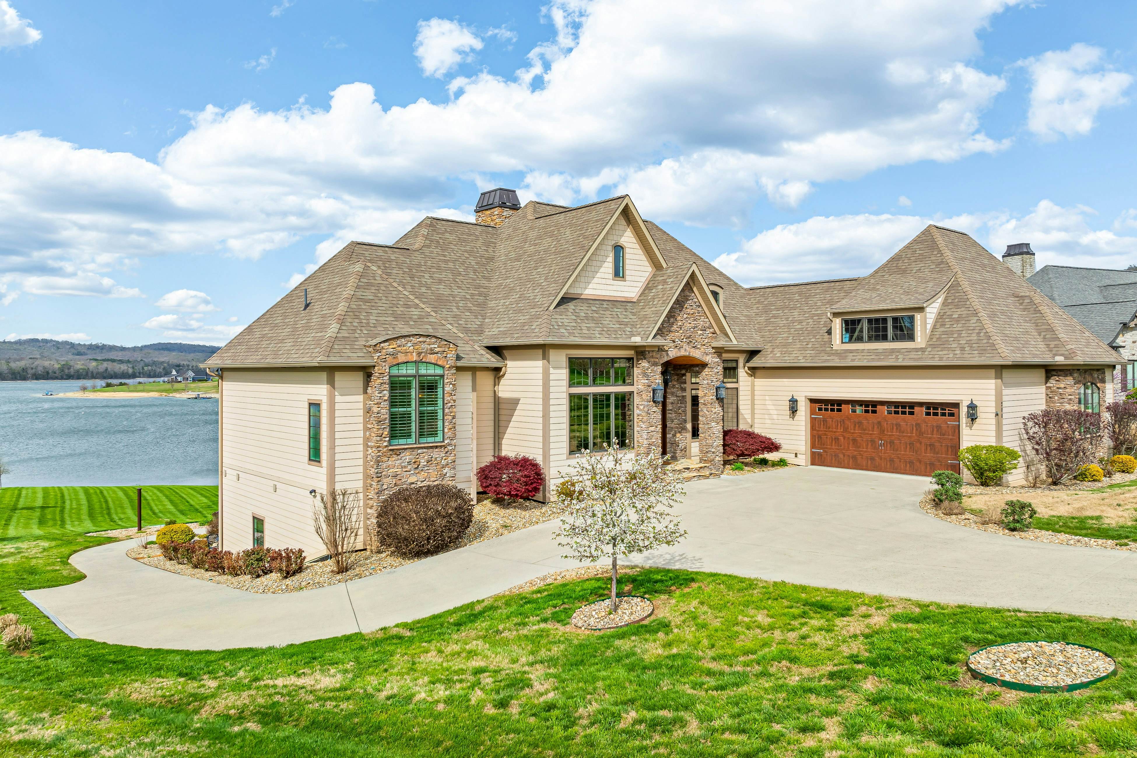 Luxe Lakefront Home, Sleeps 14・Dock・Amazing Views