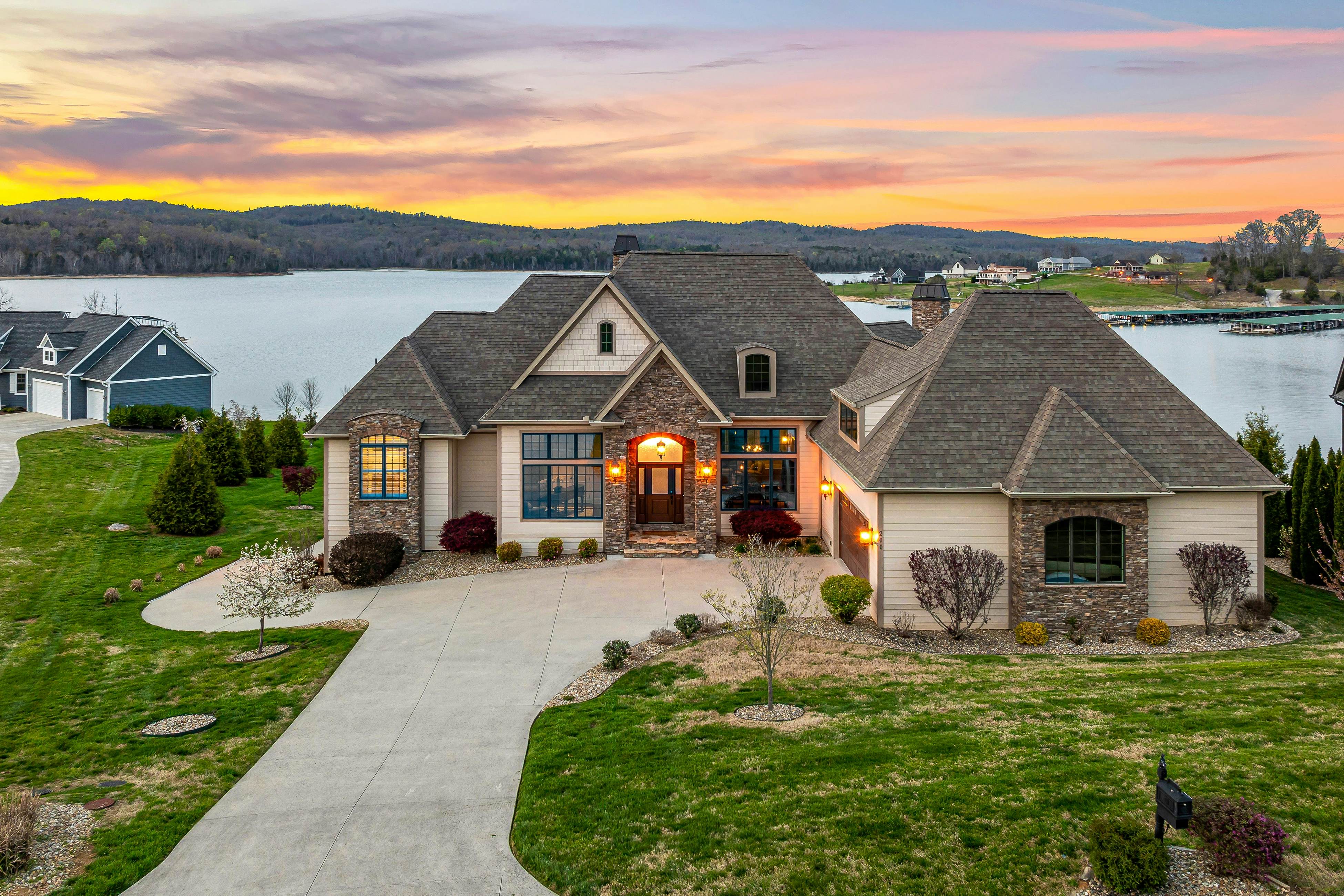 Luxe Lakefront Home, Sleeps 14・Dock・Amazing Views