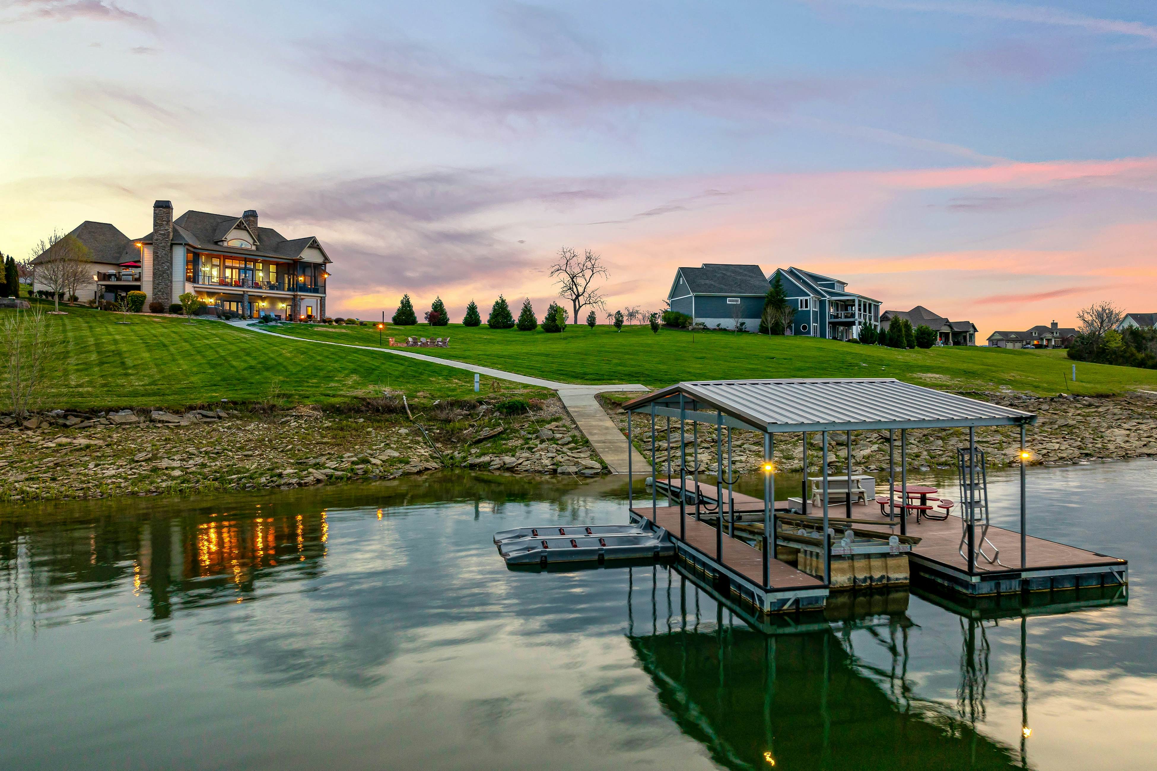Luxe Lakefront Home, Sleeps 14・Dock・Amazing Views