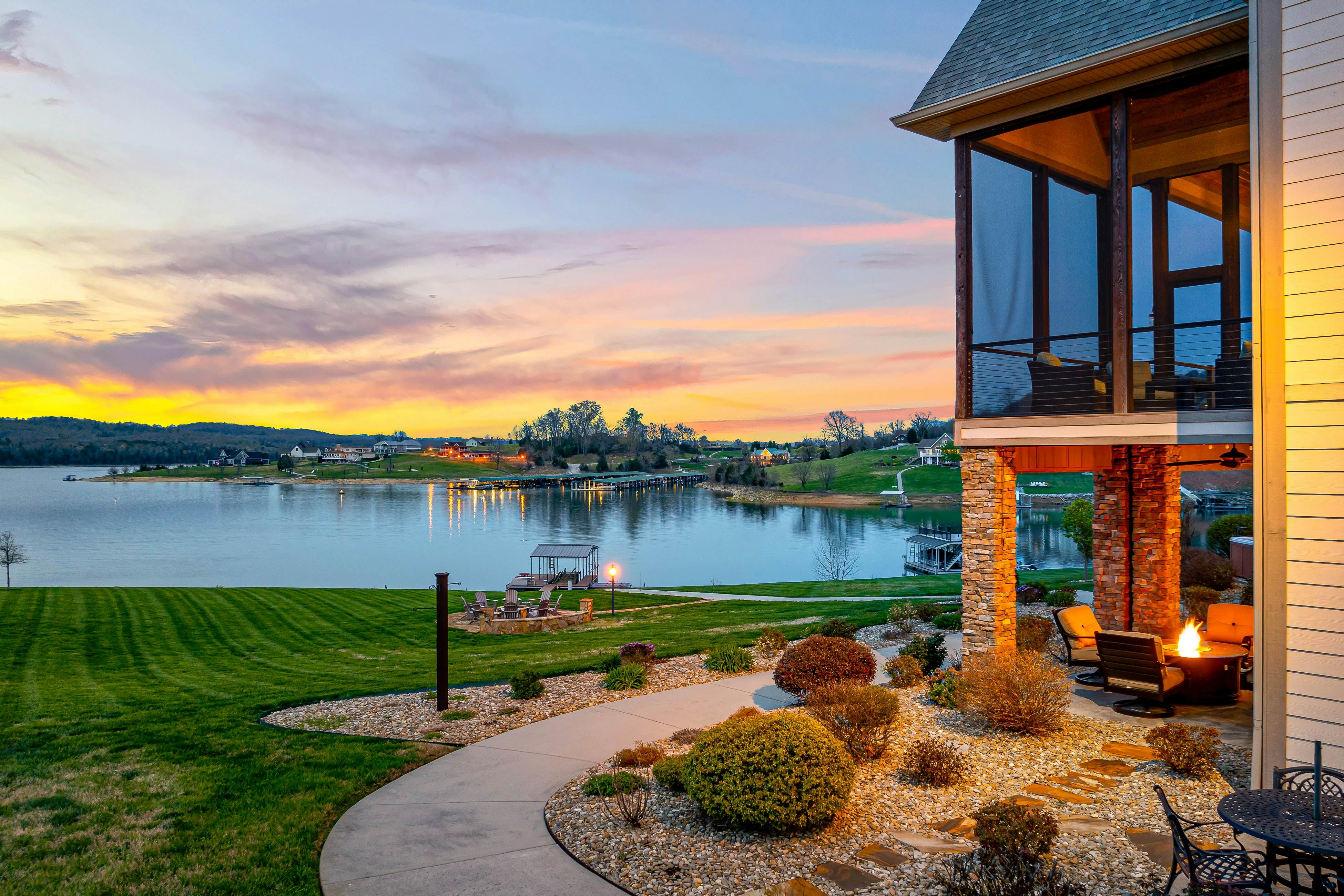 Luxe Lakefront Home, Sleeps 14・Dock・Amazing Views