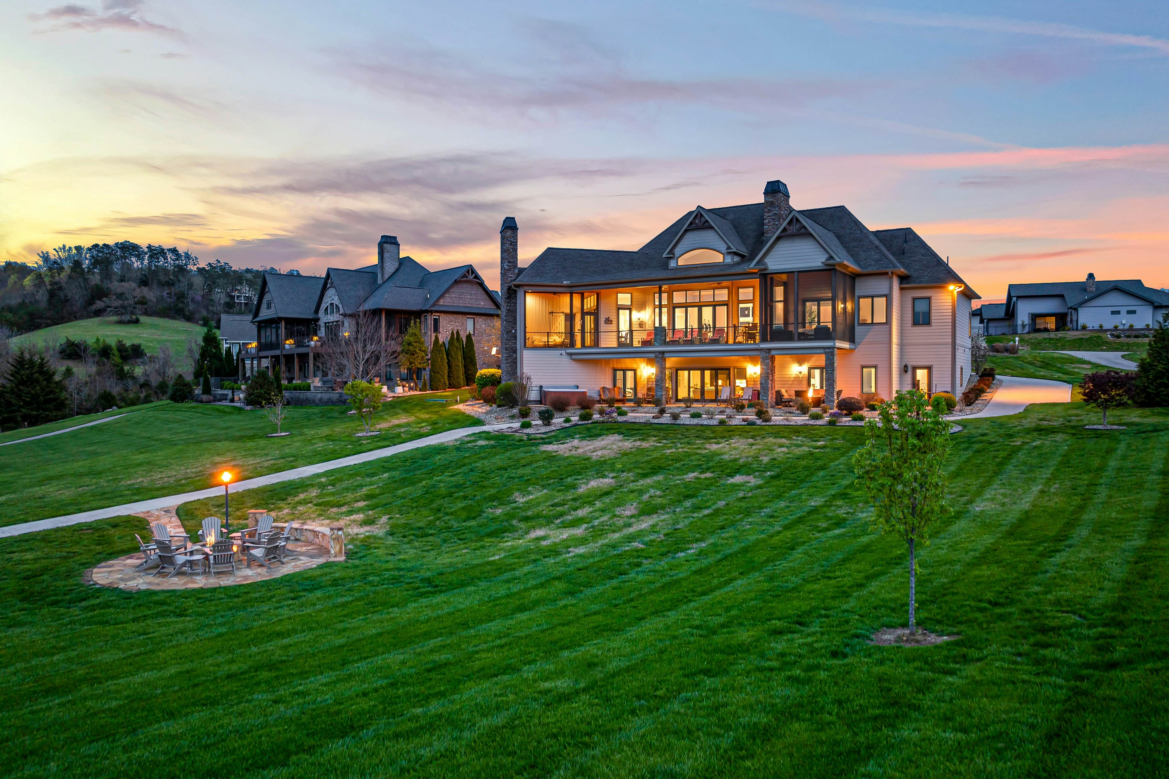 Luxe Lakefront Home, Sleeps 14・Dock・Amazing Views