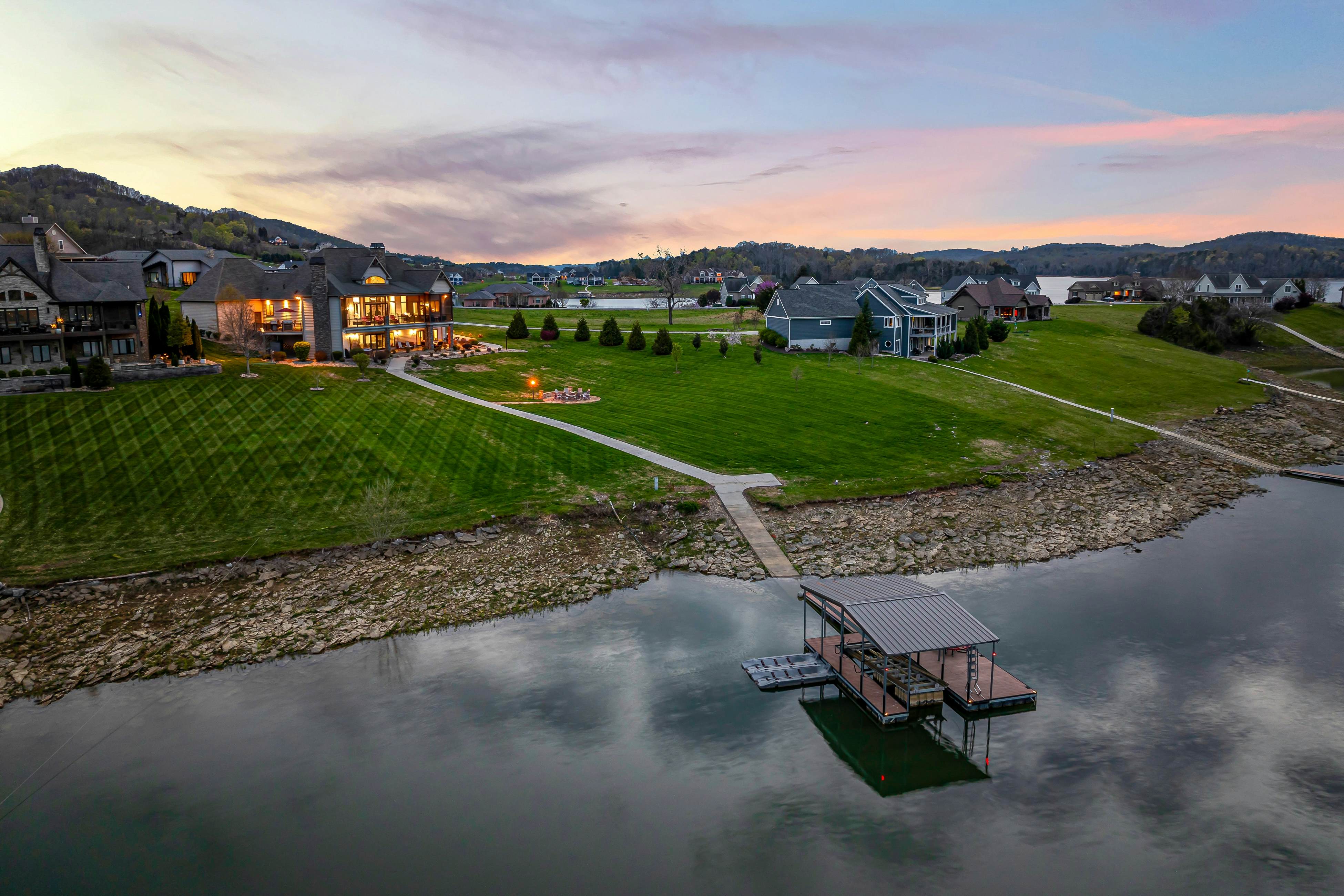 Luxe Lakefront Home, Sleeps 14・Dock・Amazing Views