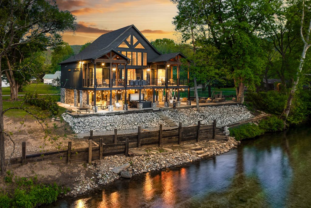 Highly Rated New Riverfront Cabin, Full of Windows, Hot Tub, Pool Table, Sleeps 12