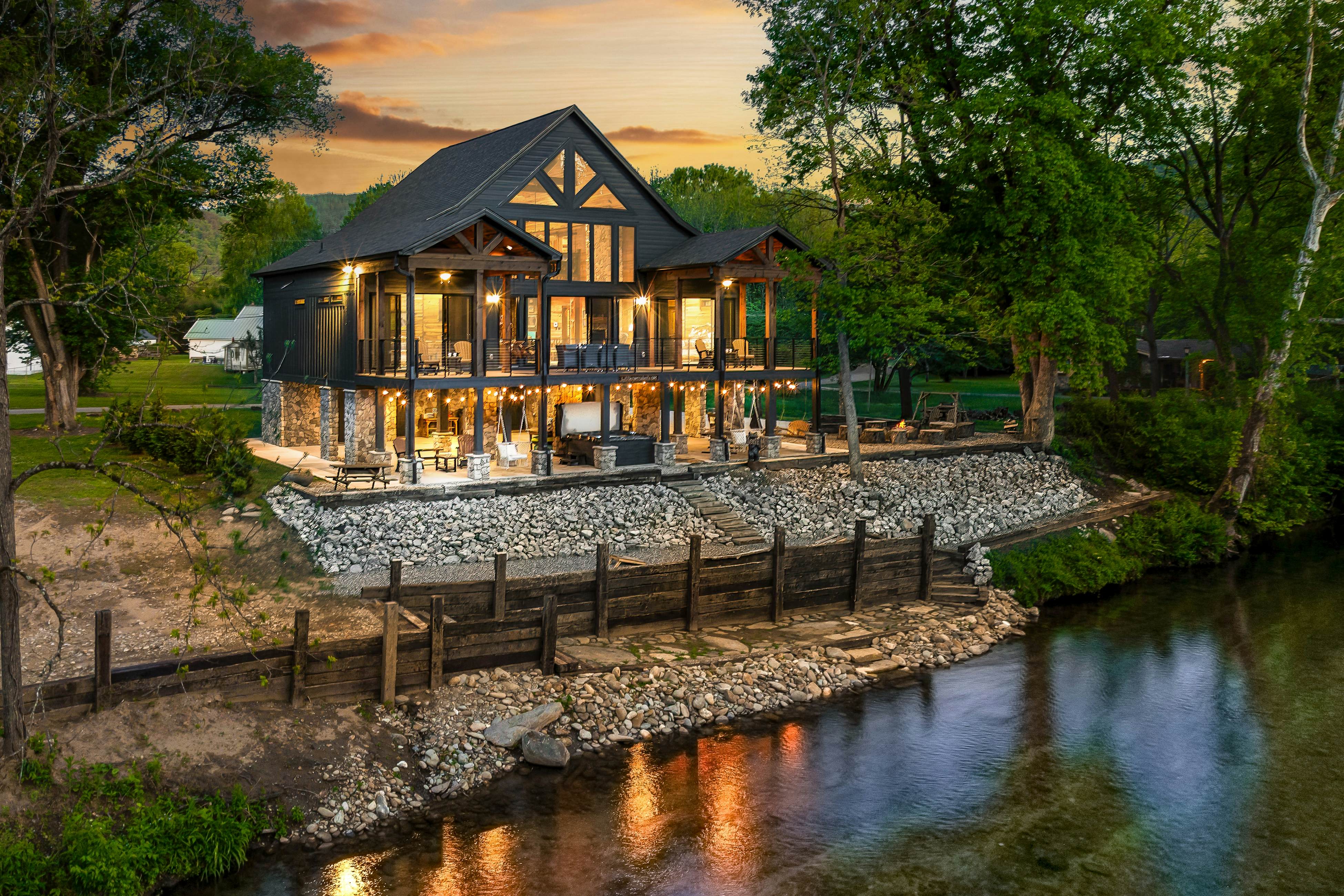 Riverfront Luxury Cabin w/ Free Attraction Tickets, Private Hot Tub & Deck Over Looking The River * New Build