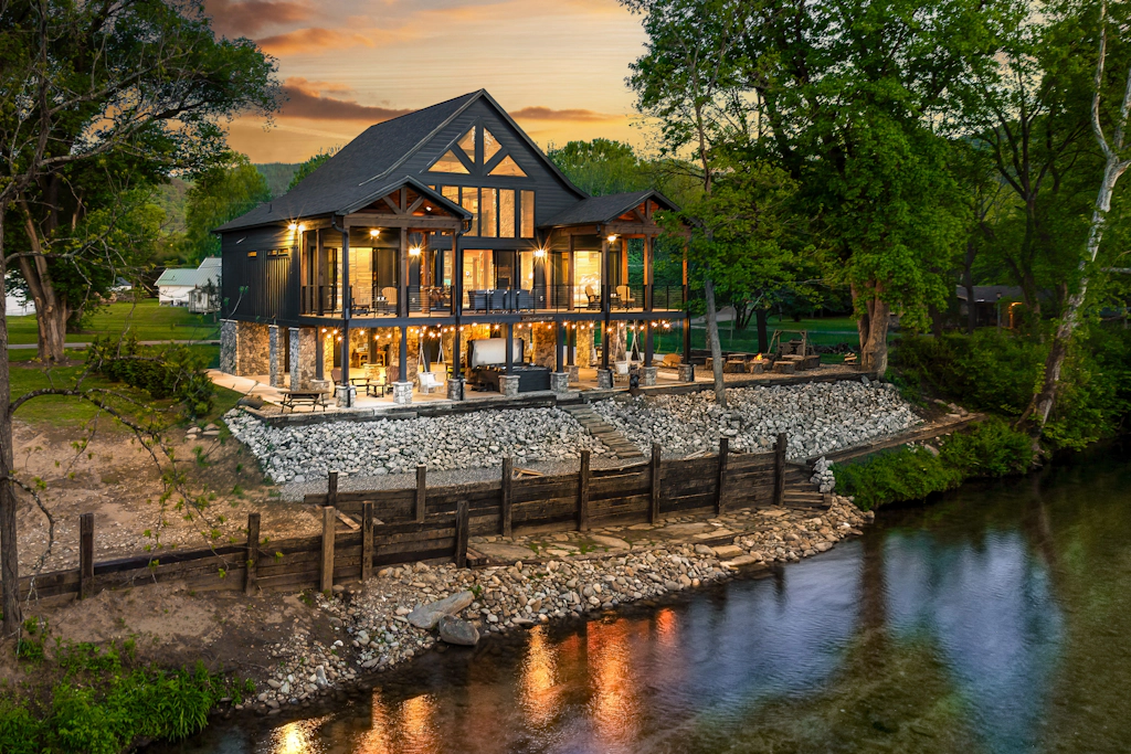 Townsend Riverfront Cabin Stay・Hot Tub・Pool Table
